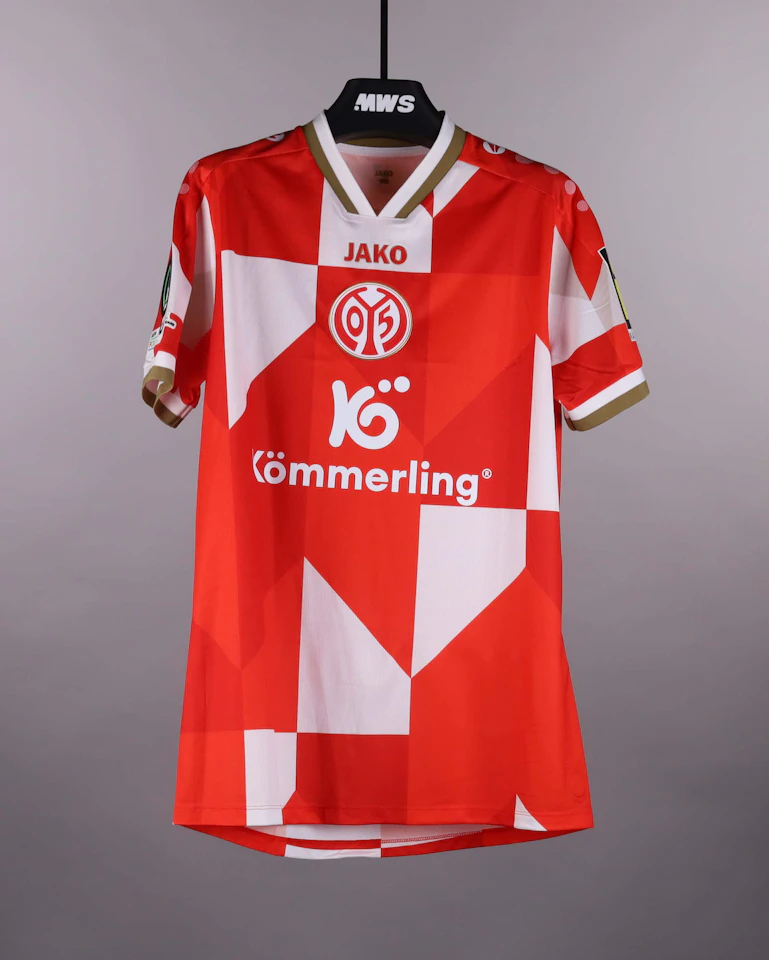 来自Mainz 05的Silvan Widmer 球衣