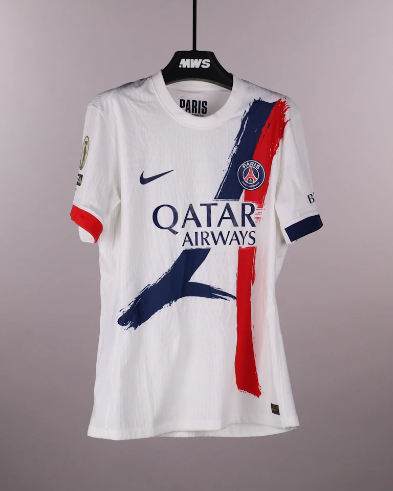 Khvicha Kvaratskhelia Paris Saint-Germain shirt
