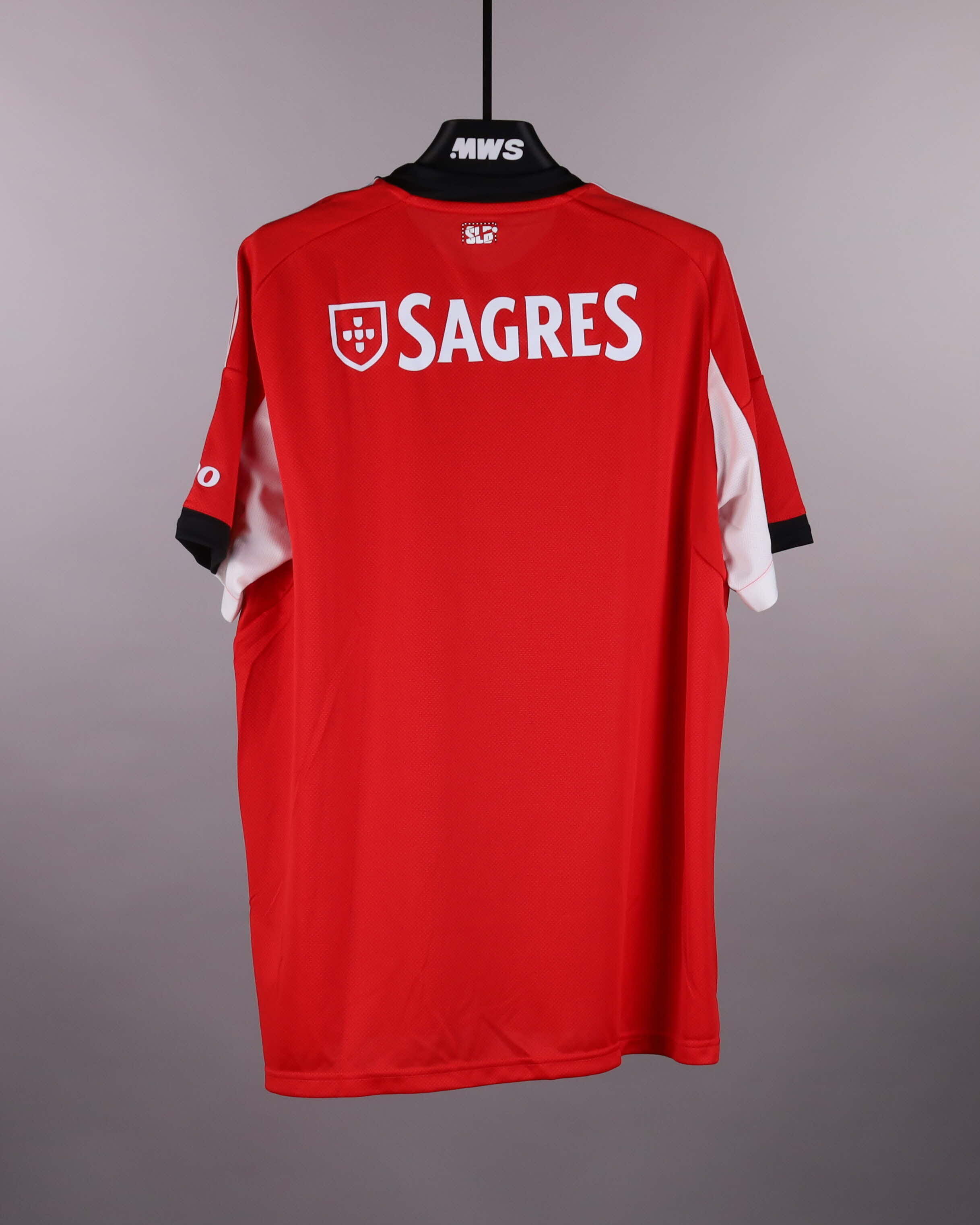 Squad Signed Shirt | SL Benfica | MatchWornShirt