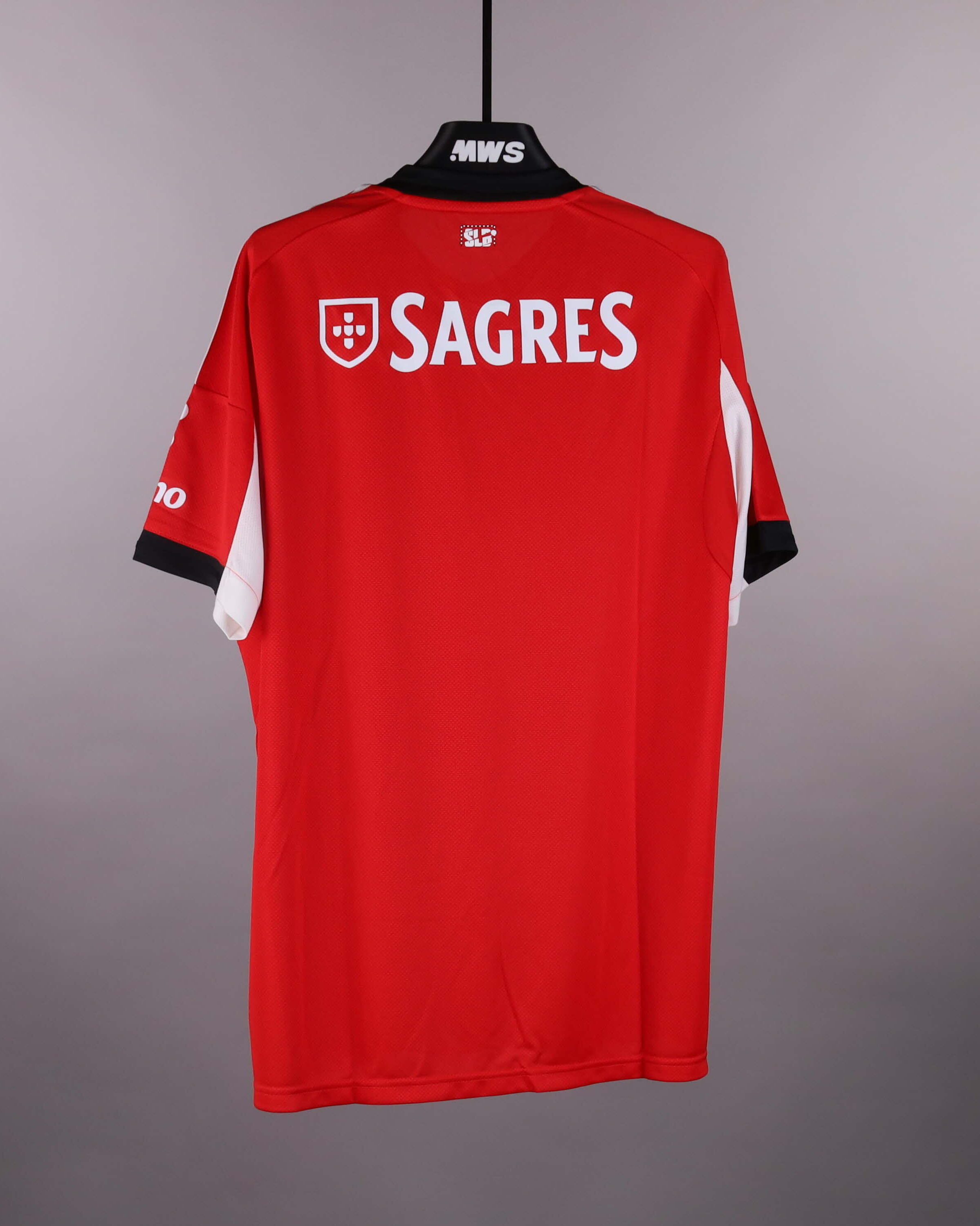 Squad Signed Shirt | SL Benfica | MatchWornShirt