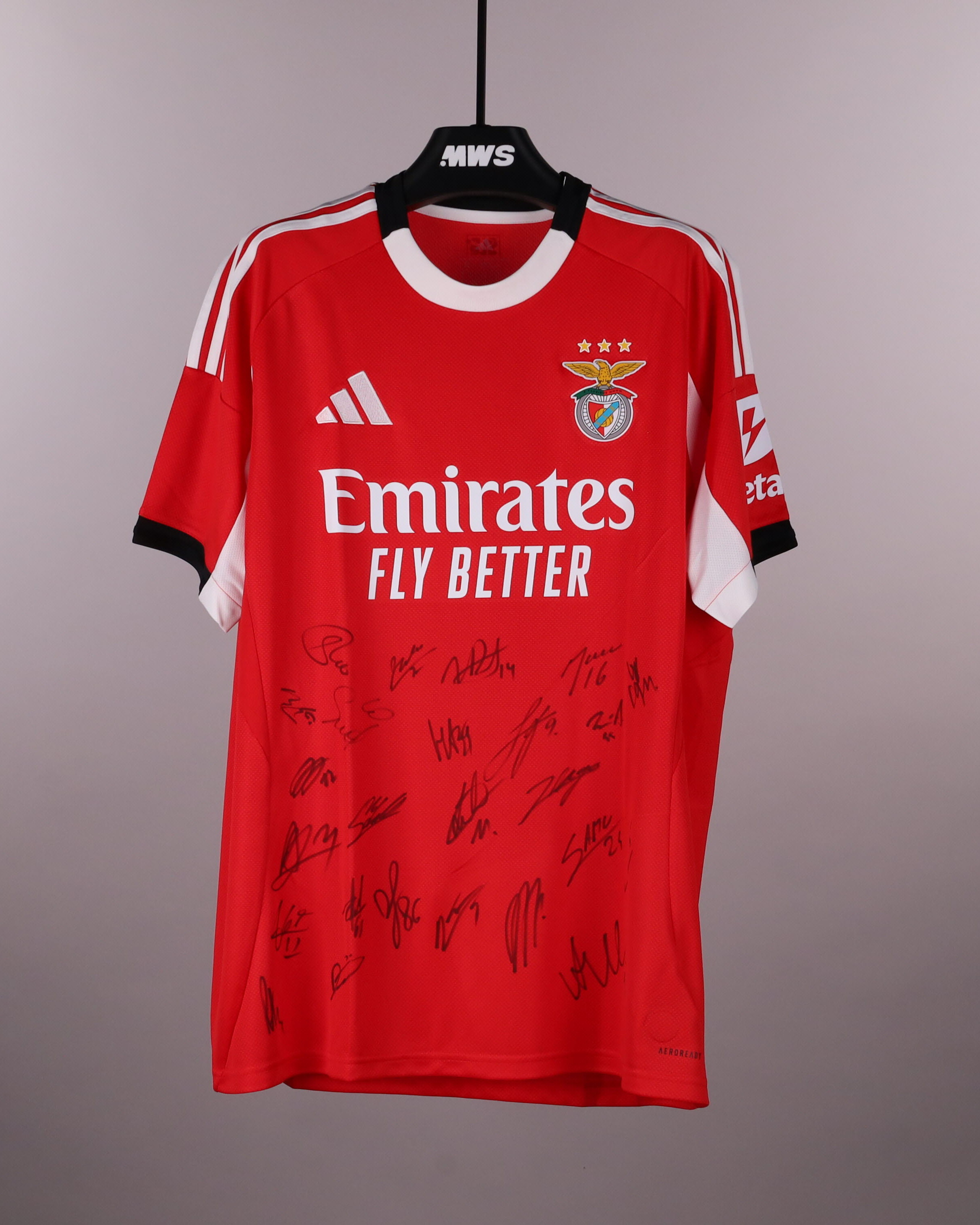 サッカーユニフォーム SL Benfica W Squad Signed Shirt | SL Benfica | MatchWornShirt