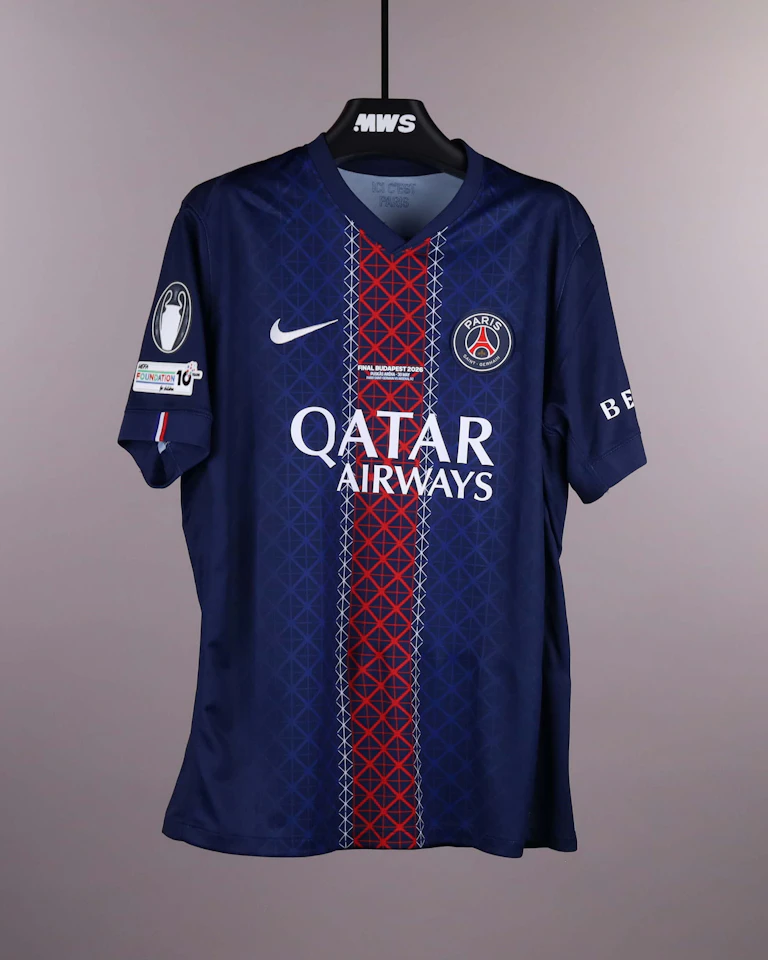 Khvicha Kvaratskhelia Paris Saint-Germain shirt
