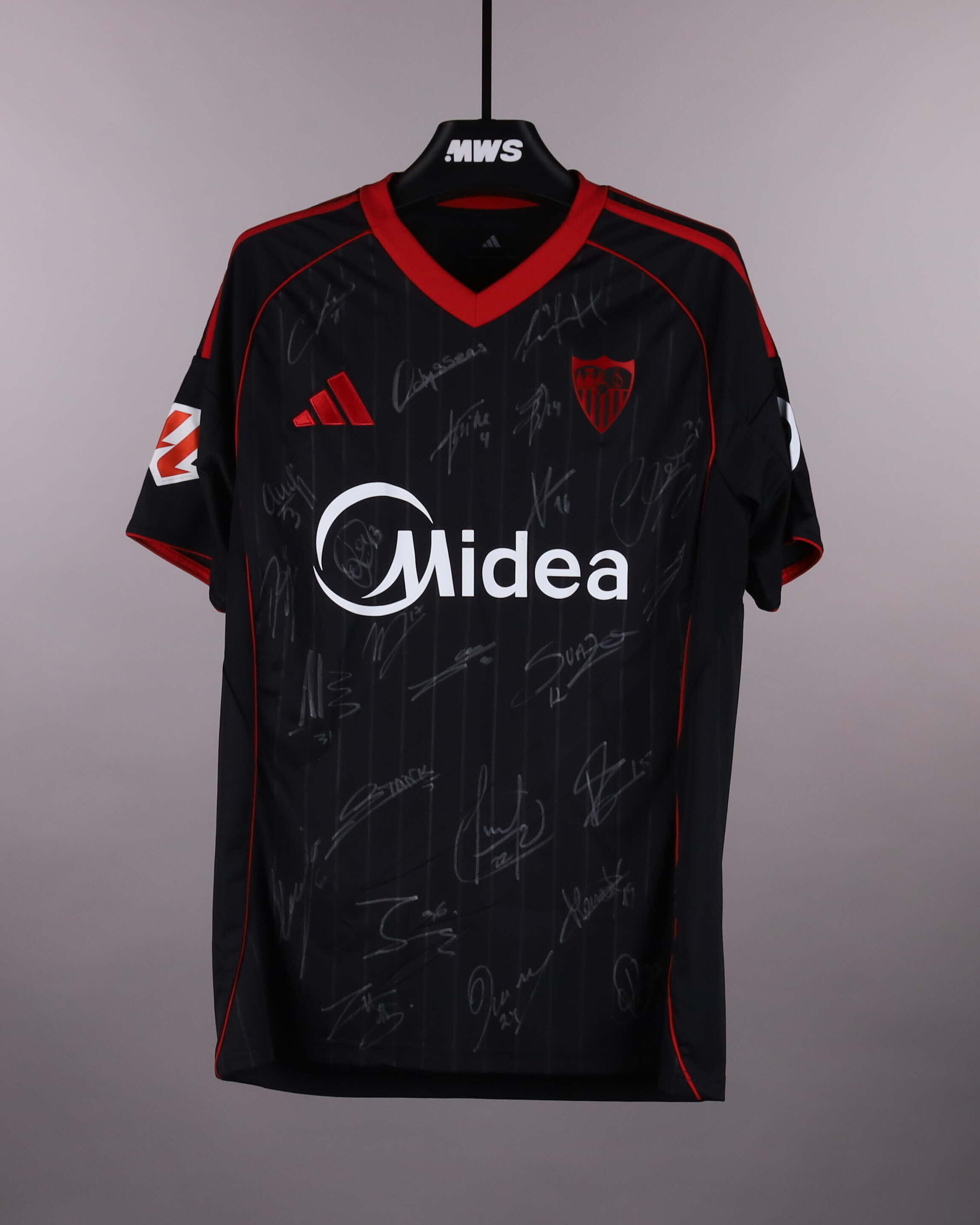 Squad Signed Shirt 7/10 | MatchWornShirt
