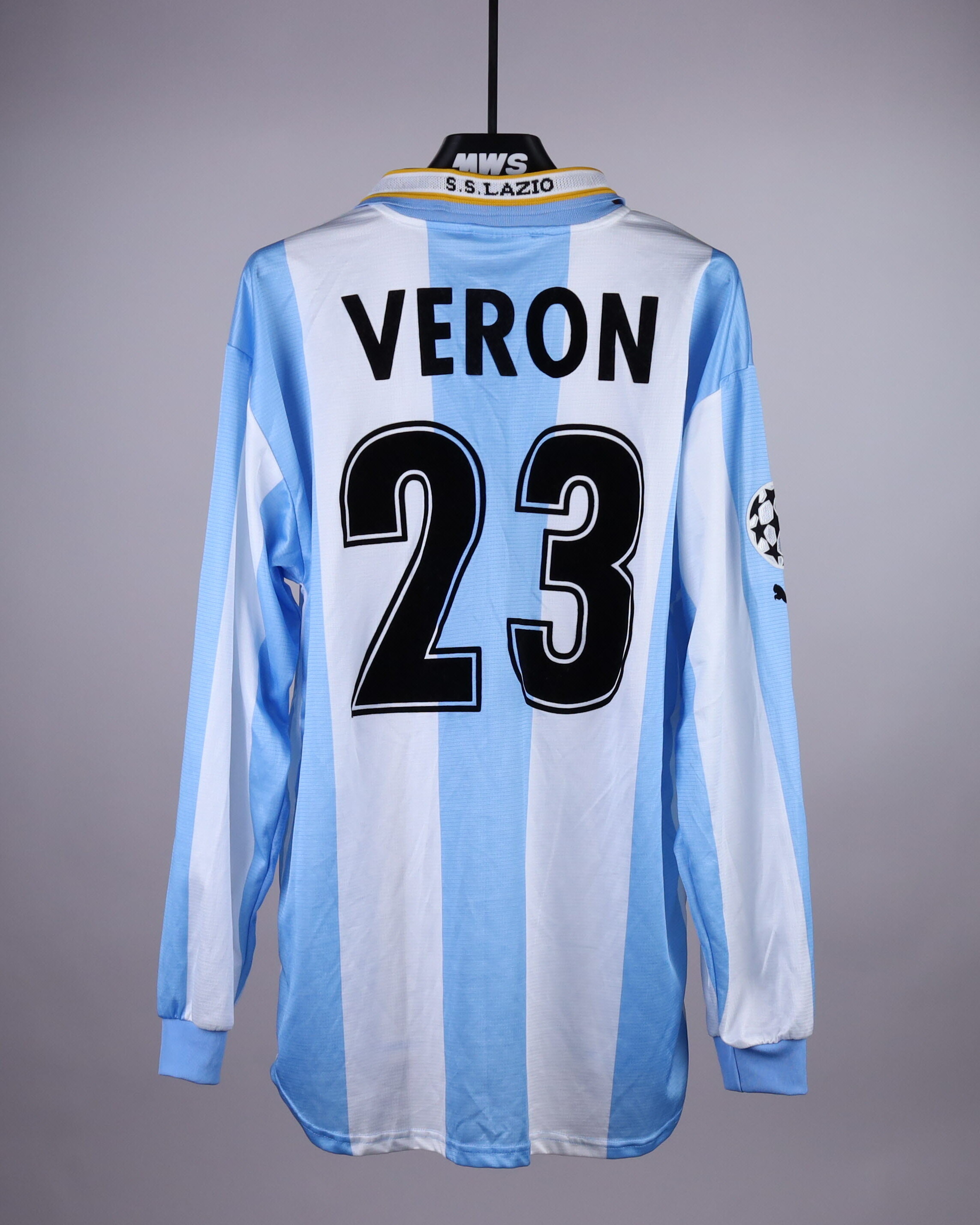 本物のJuan Sebastian Veronサイン入りサッカーシャツを探す