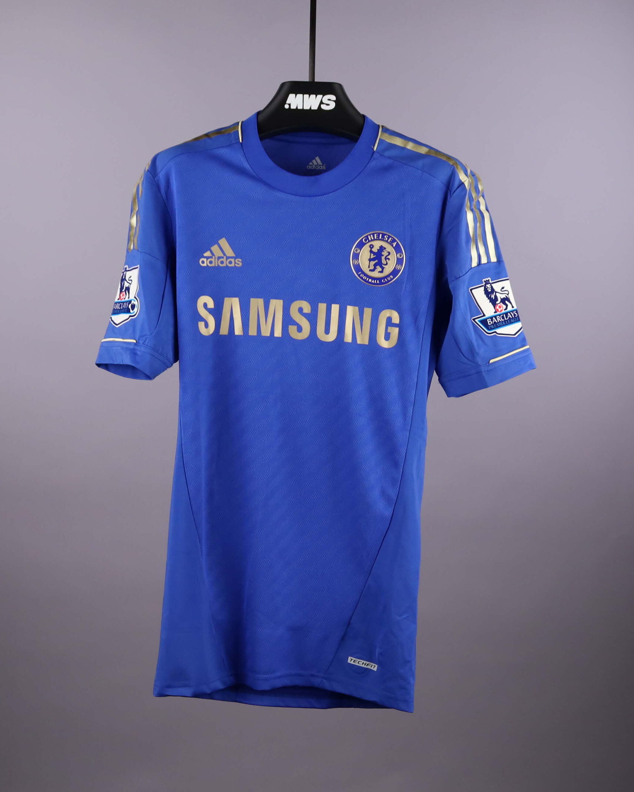 本物のOscarサイン入りサッカーシャツを探す