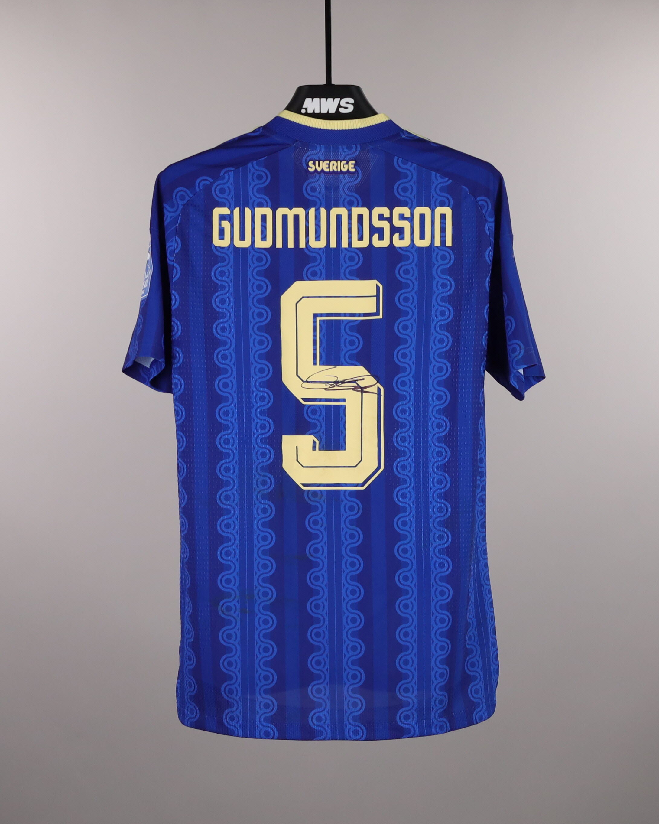 Match-worn and signed jerseys - Soccer, Basketball, Cycling &amp
