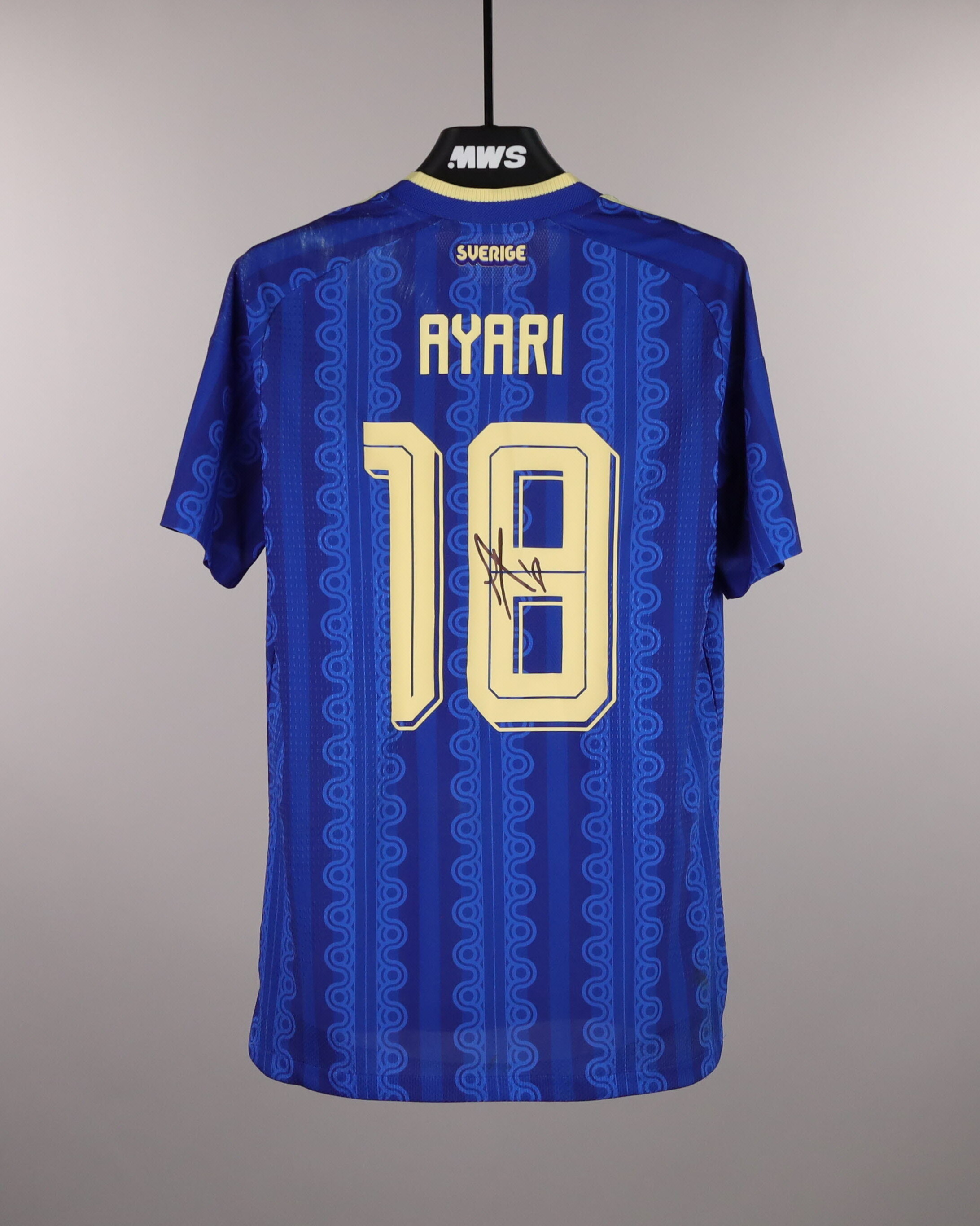 Match-worn and signed jerseys - Soccer, Basketball, Cycling &amp