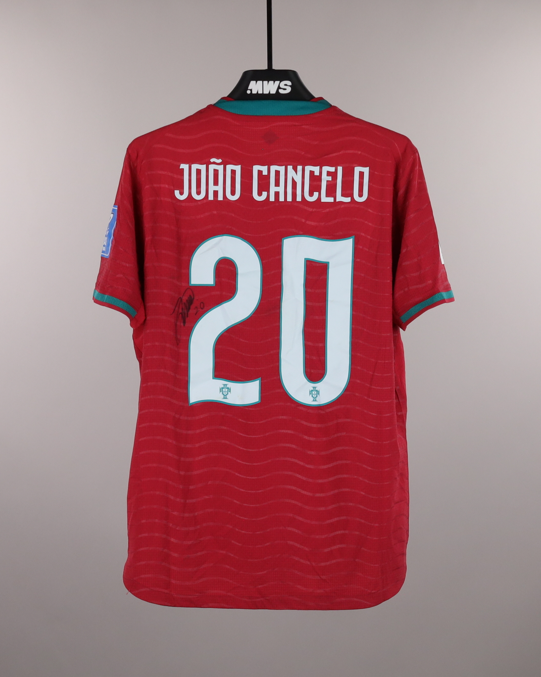 Match-worn and signed jerseys - Soccer, Basketball, Cycling &amp