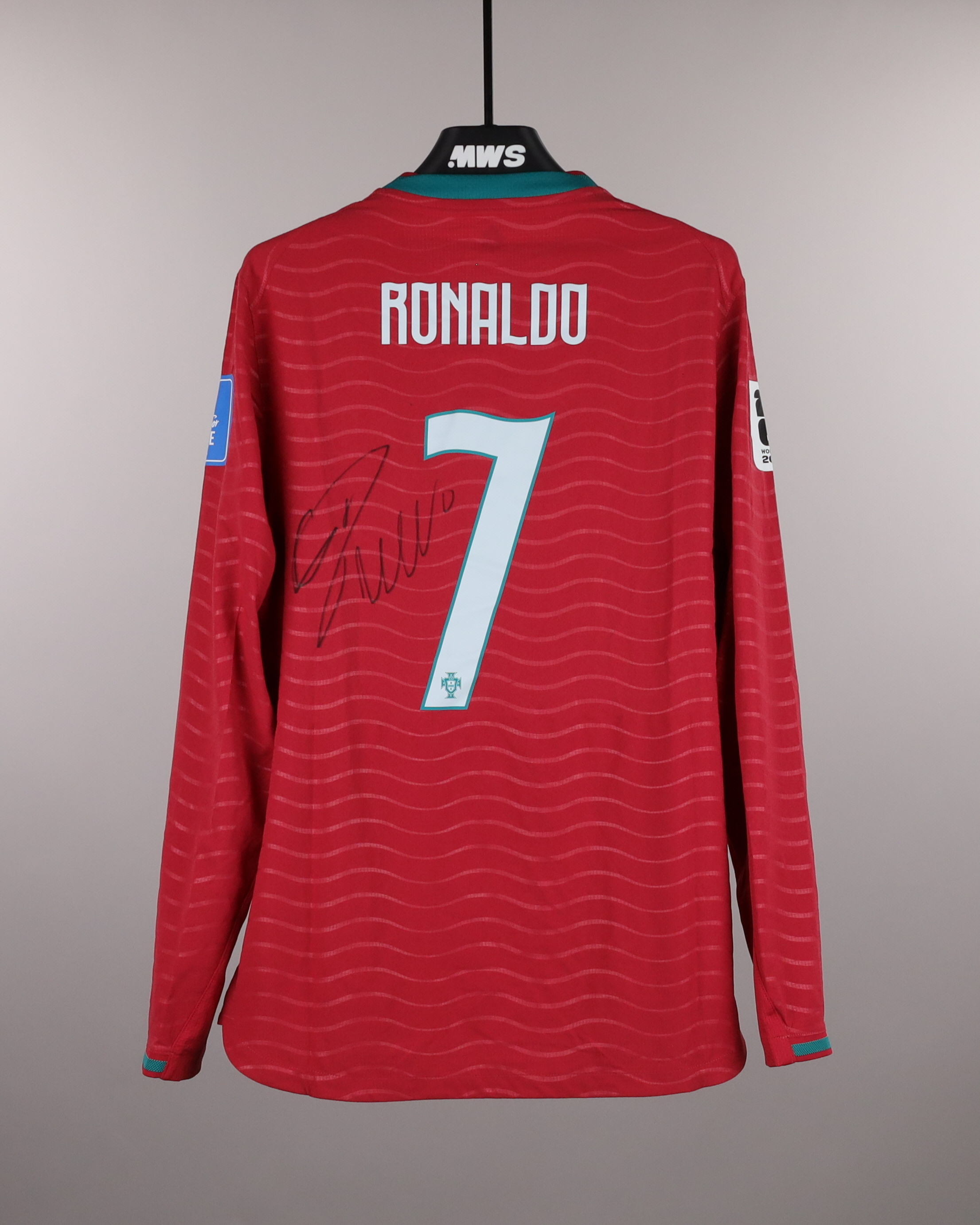 Match-worn and signed jerseys - Soccer, Basketball, Cycling &amp