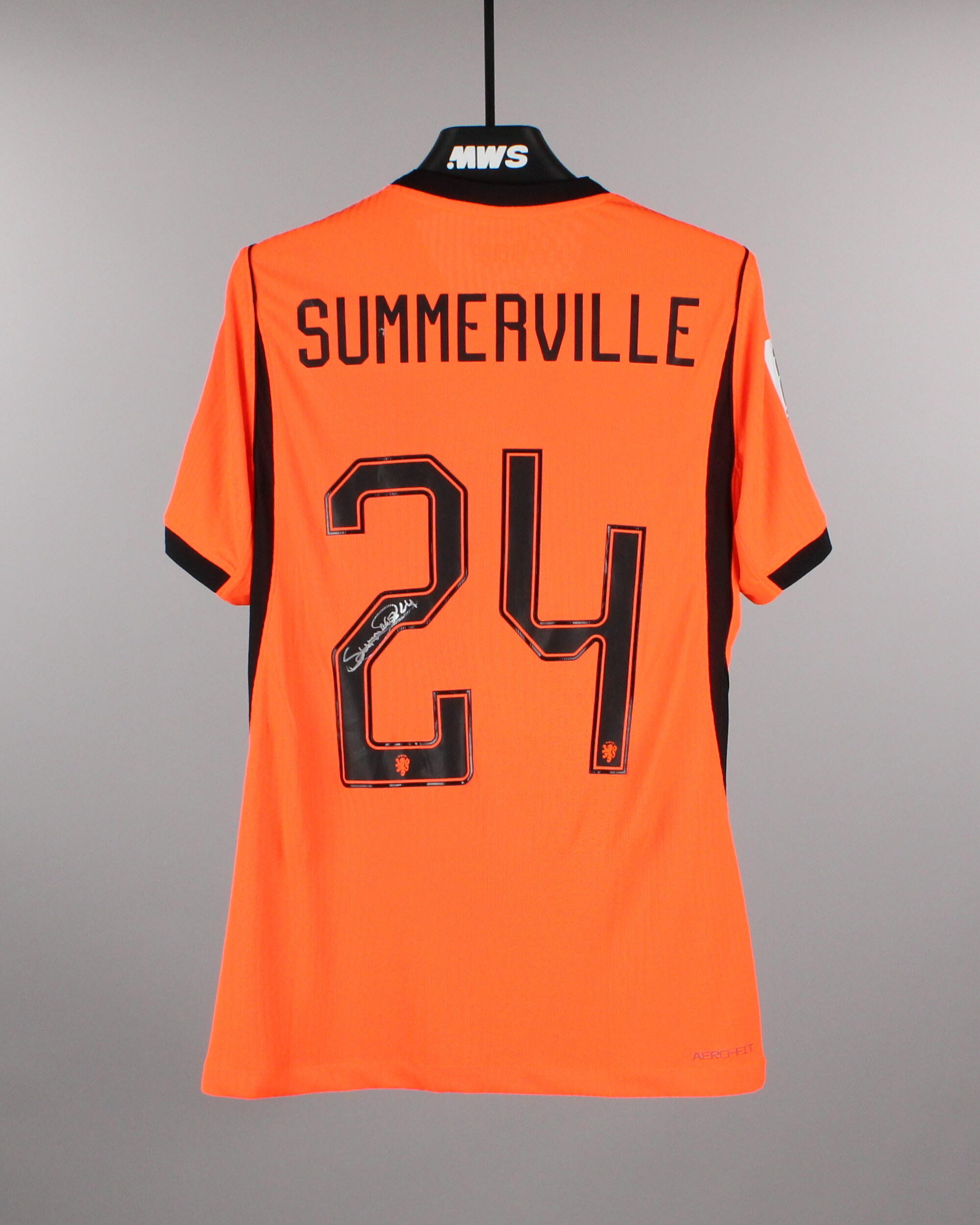 本物のCrysencio Summervilleサイン入りサッカーシャツを探す