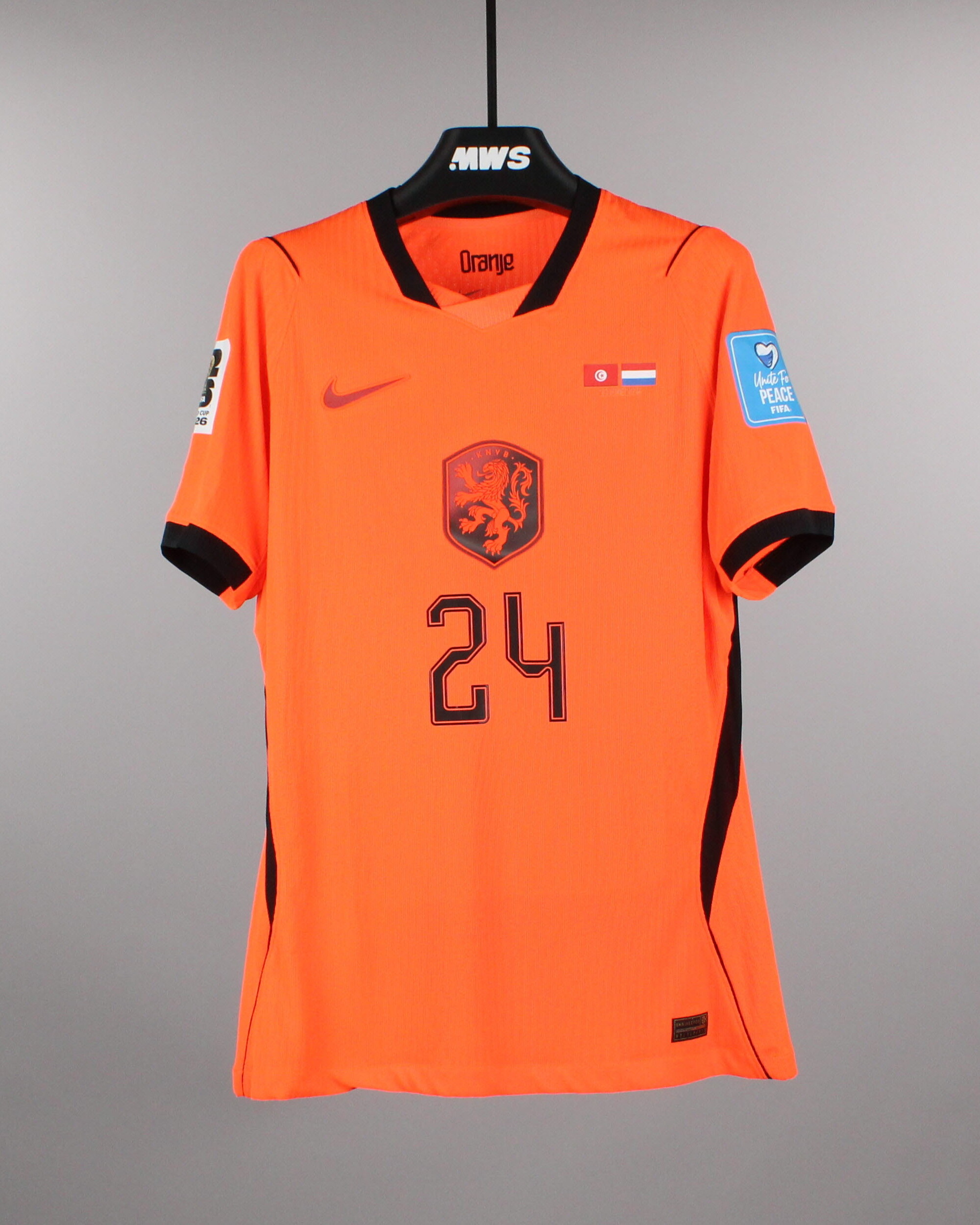 本物のCrysencio Summervilleサイン入りサッカーシャツを探す