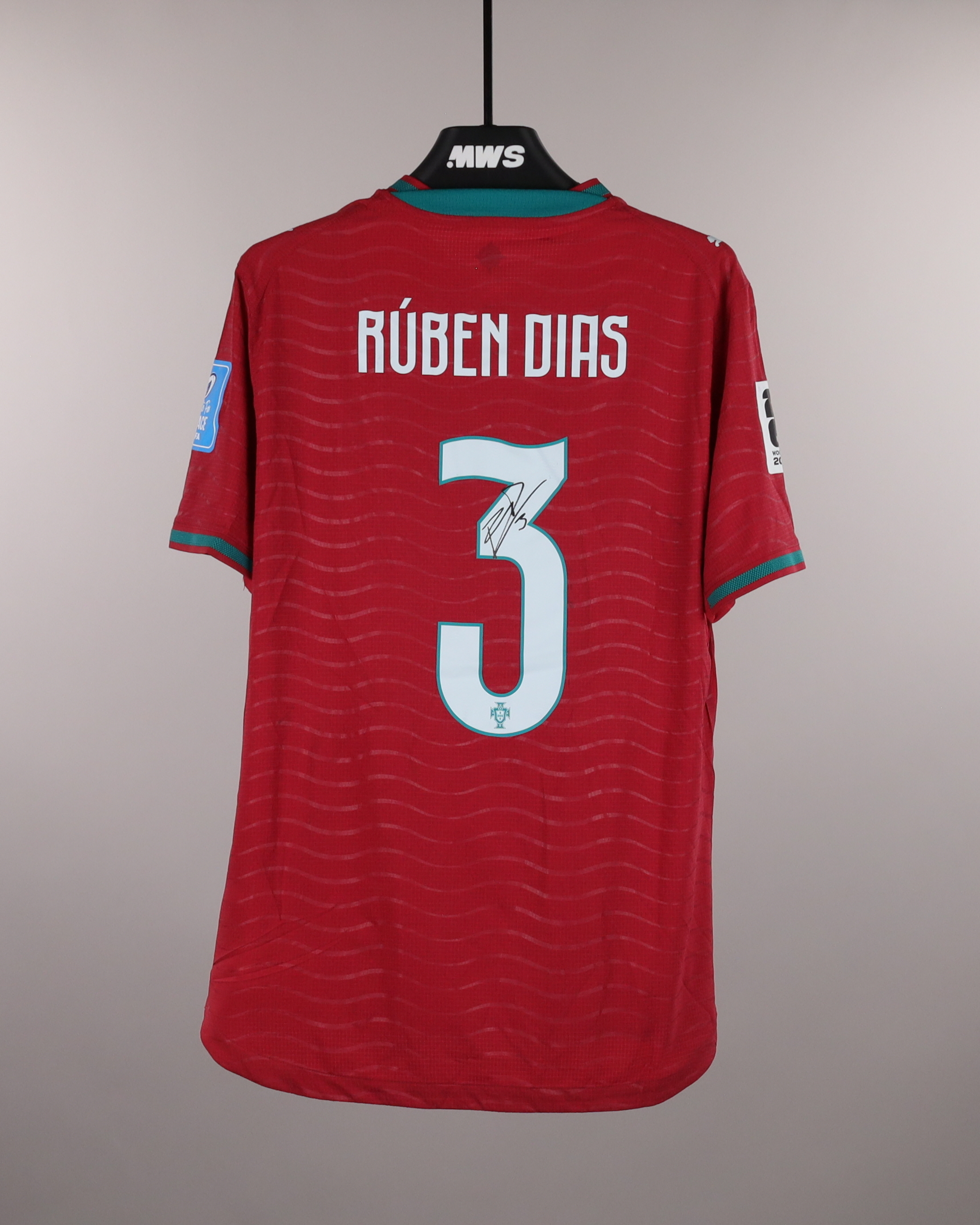 Match-worn and signed jerseys - Soccer, Basketball, Cycling &amp