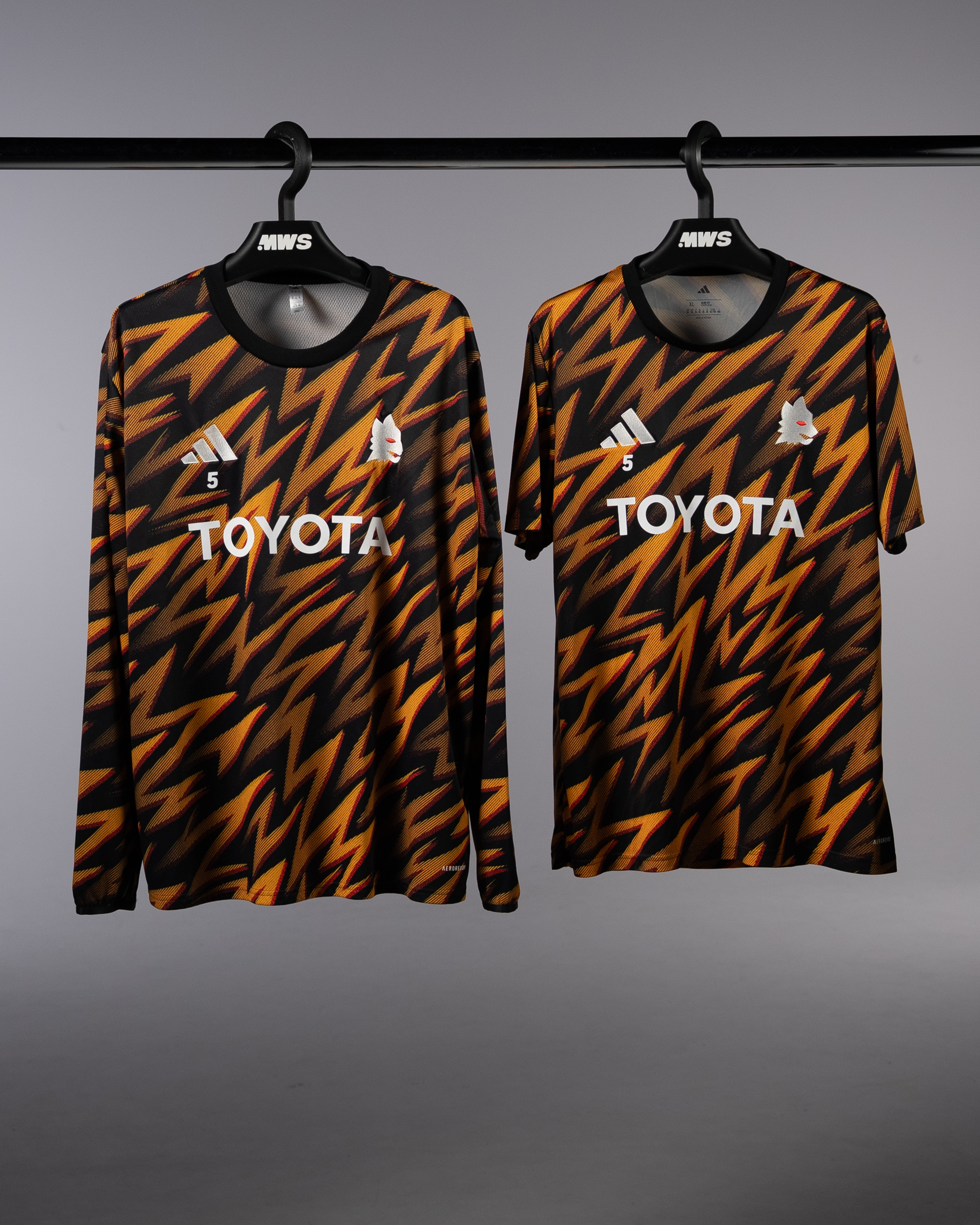 AS Roma 팀의 Evan Ndicka | Prematch Shirts 셔츠