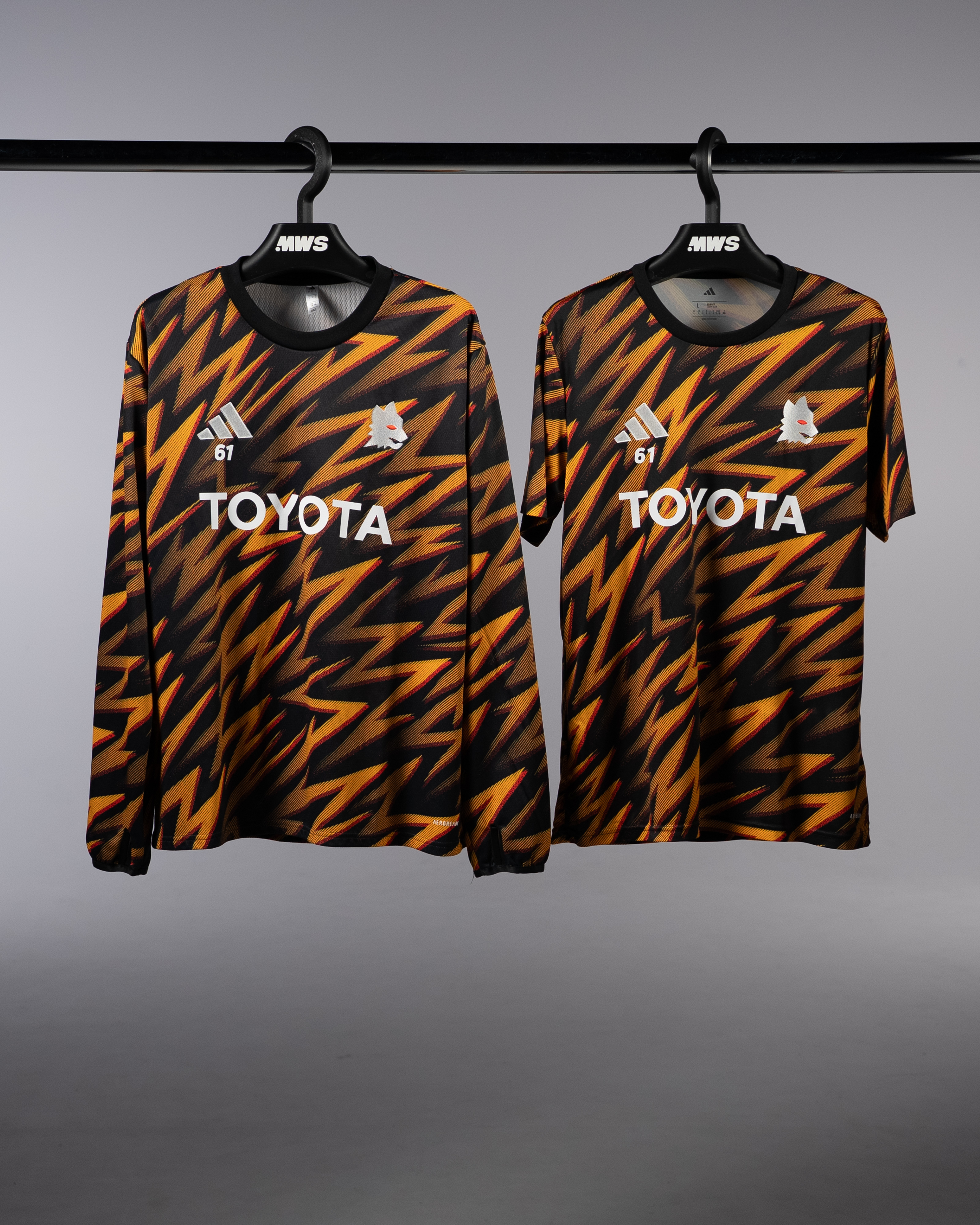 AS Roma 팀의 Niccolò Pisilli | Prematch Shirts 셔츠