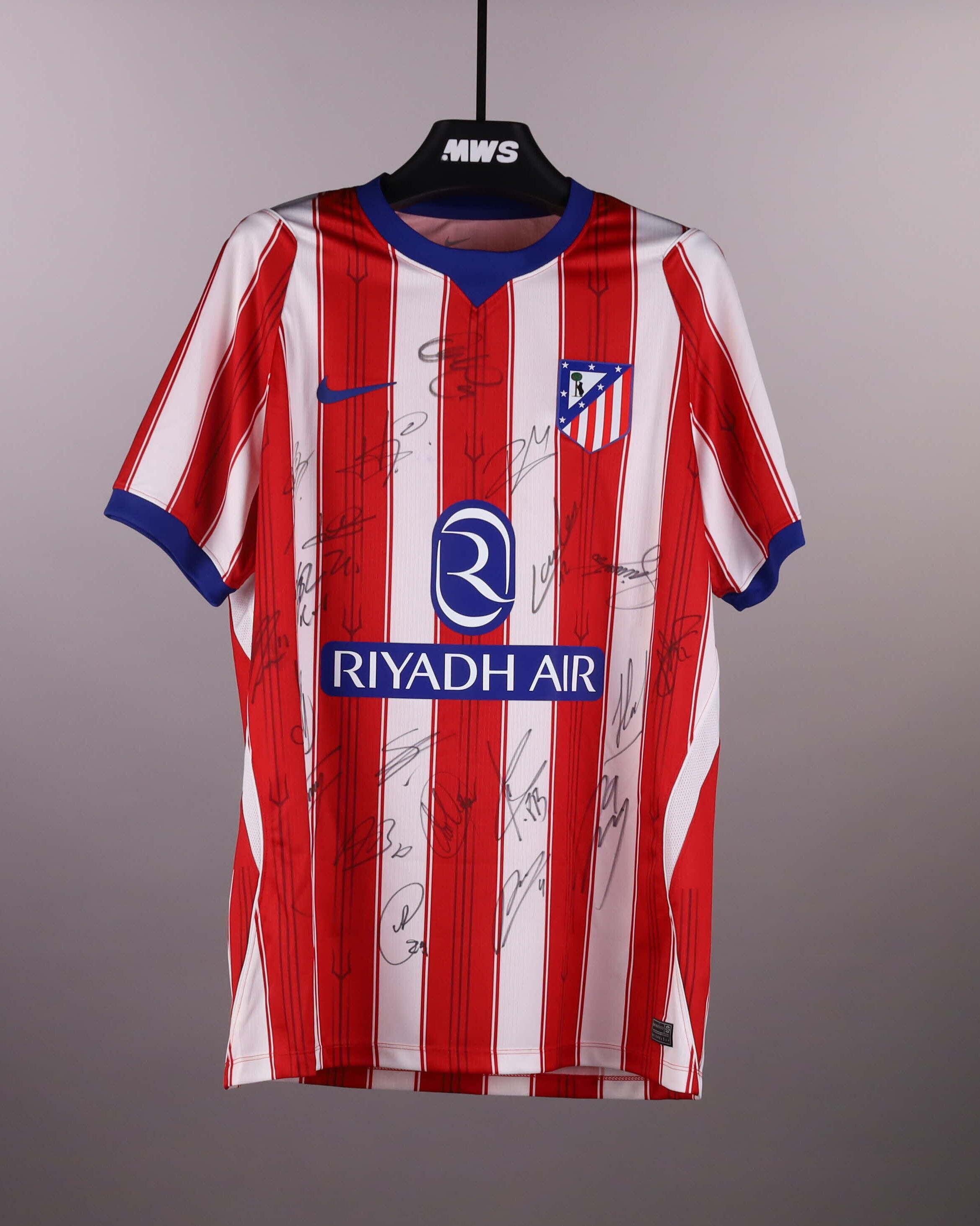 Squad Signed Shirt Atlético de Madrid shirt
