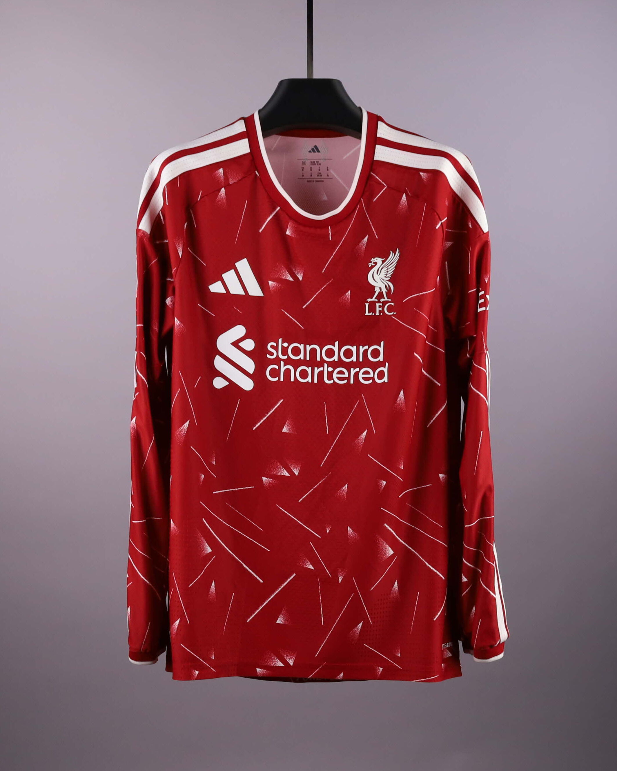 来自Liverpool的Dominik Szoboszlai球衣