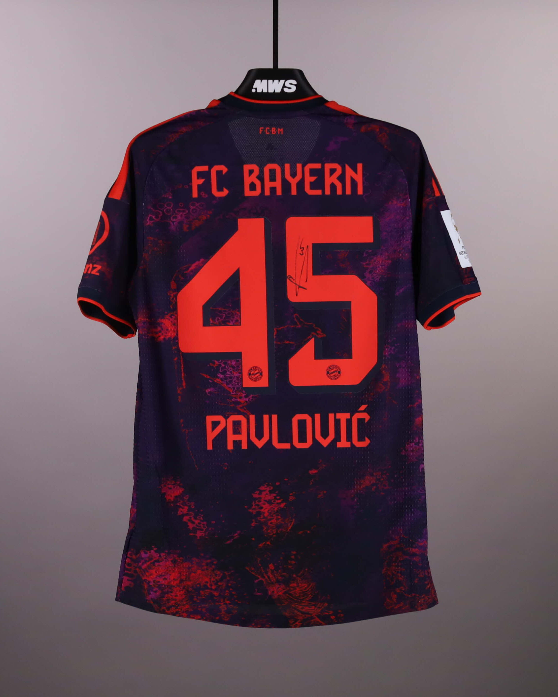 Aleksandar Pavlović FC Bayern München shirt
