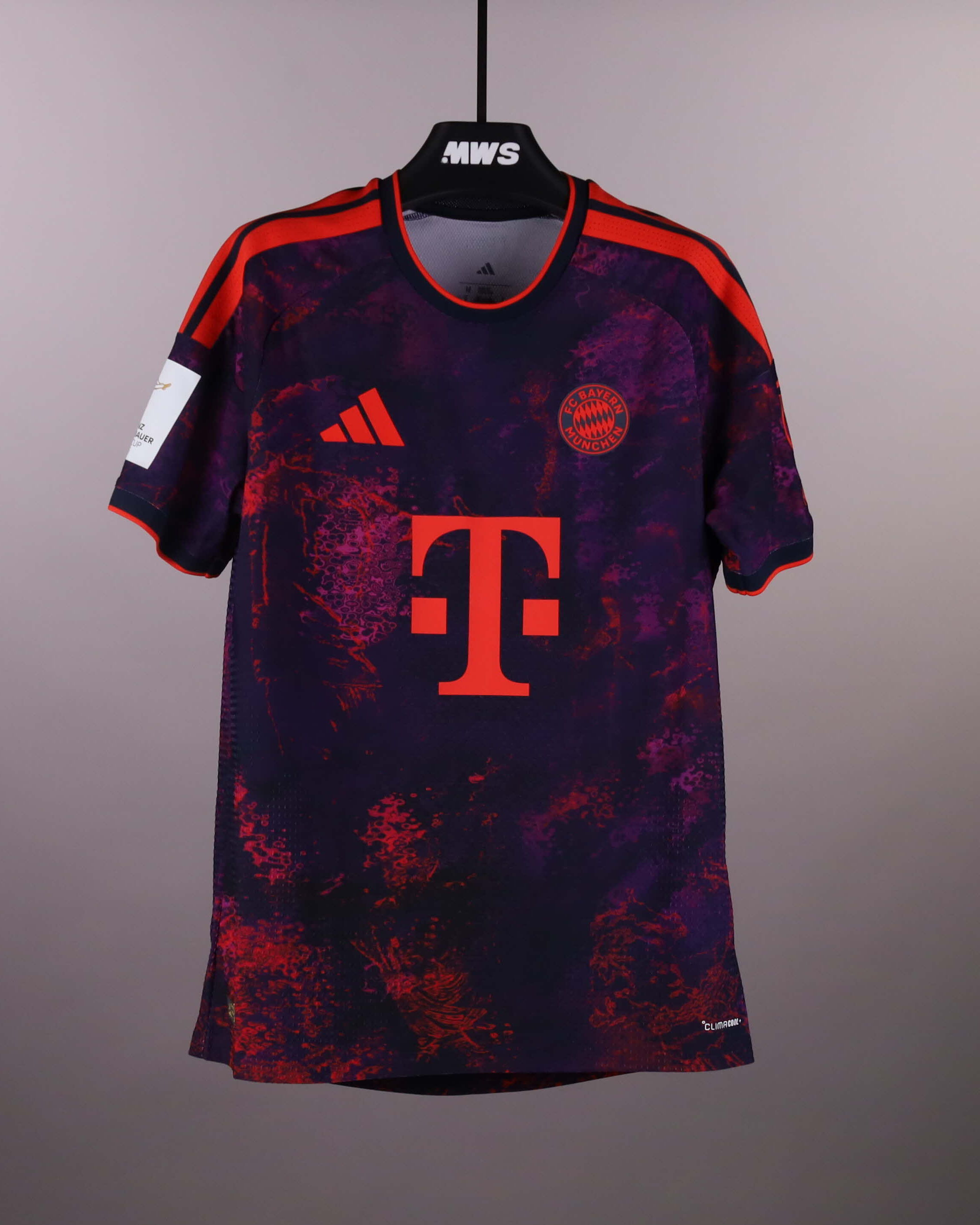 Aleksandar Pavlović FC Bayern München shirt
