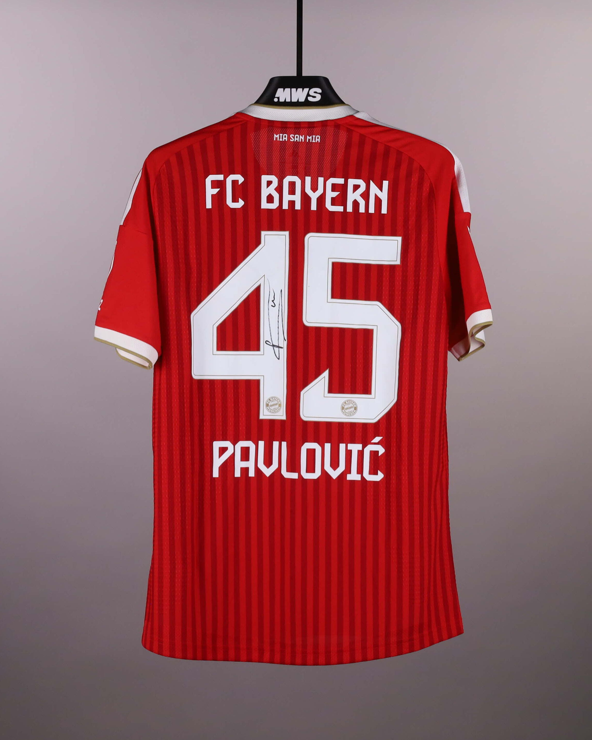 Aleksandar Pavlović FC Bayern München shirt
