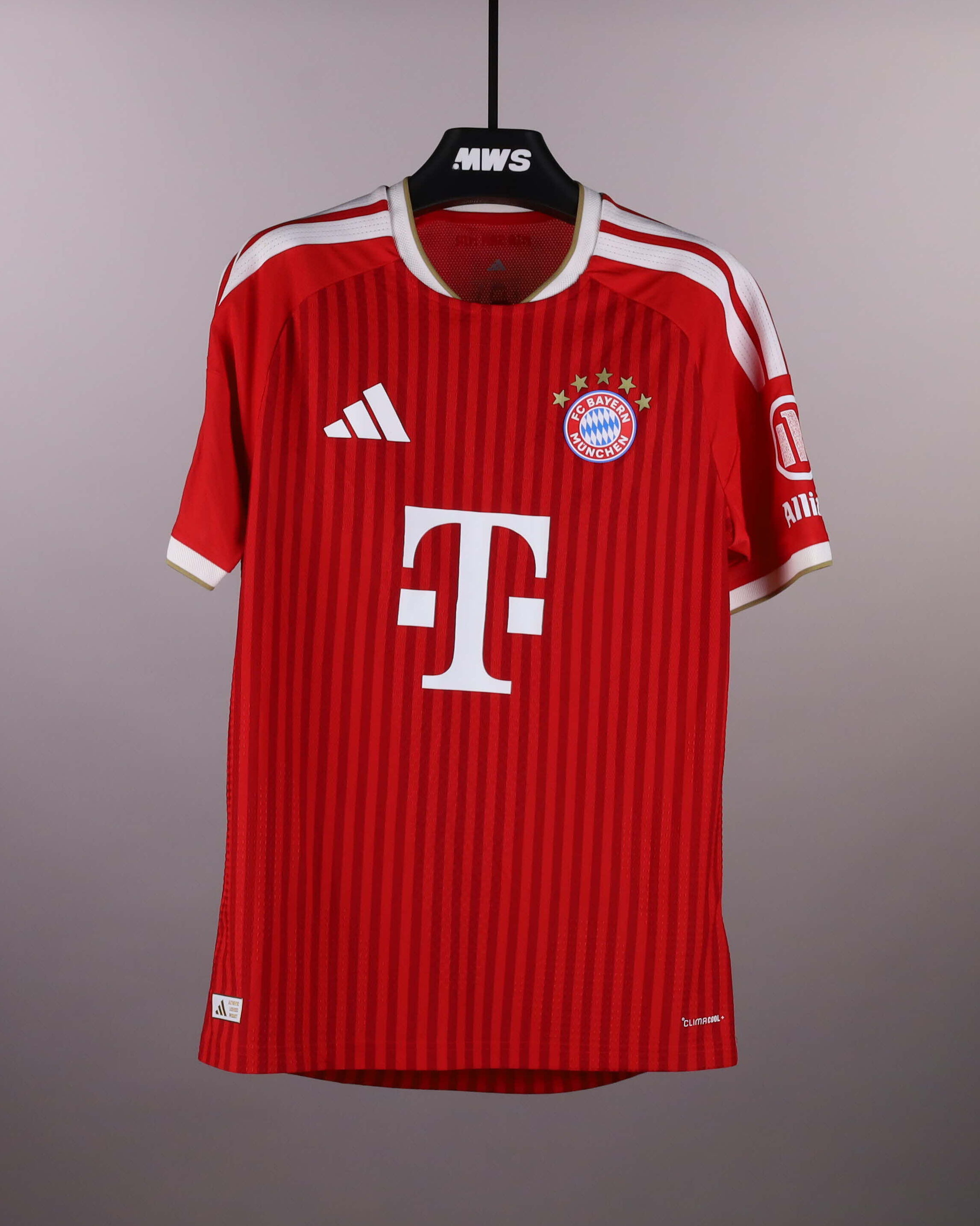 Aleksandar Pavlović FC Bayern München shirt
