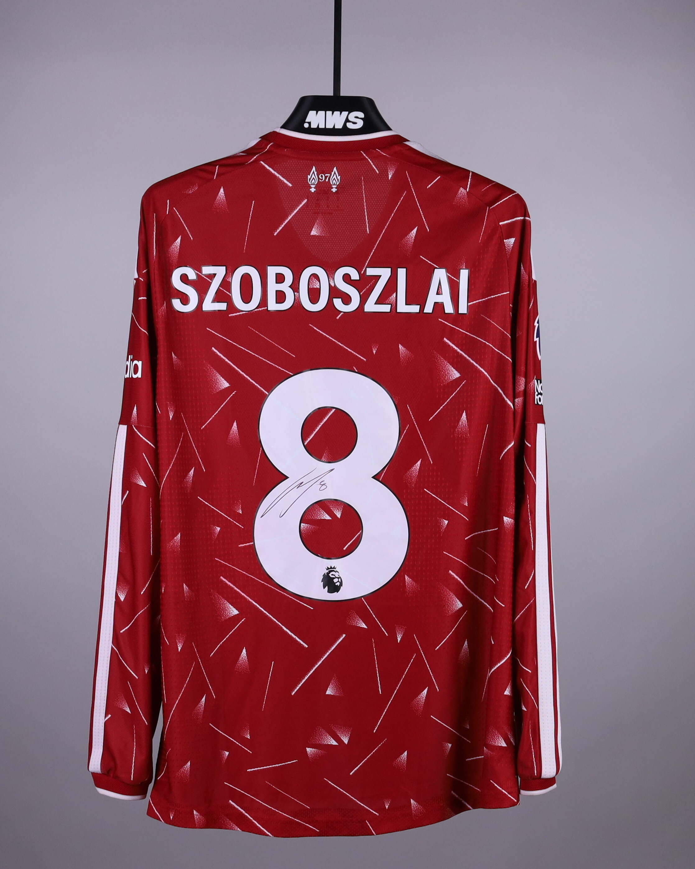 Dominik Szoboszlai Liverpool のシャツ