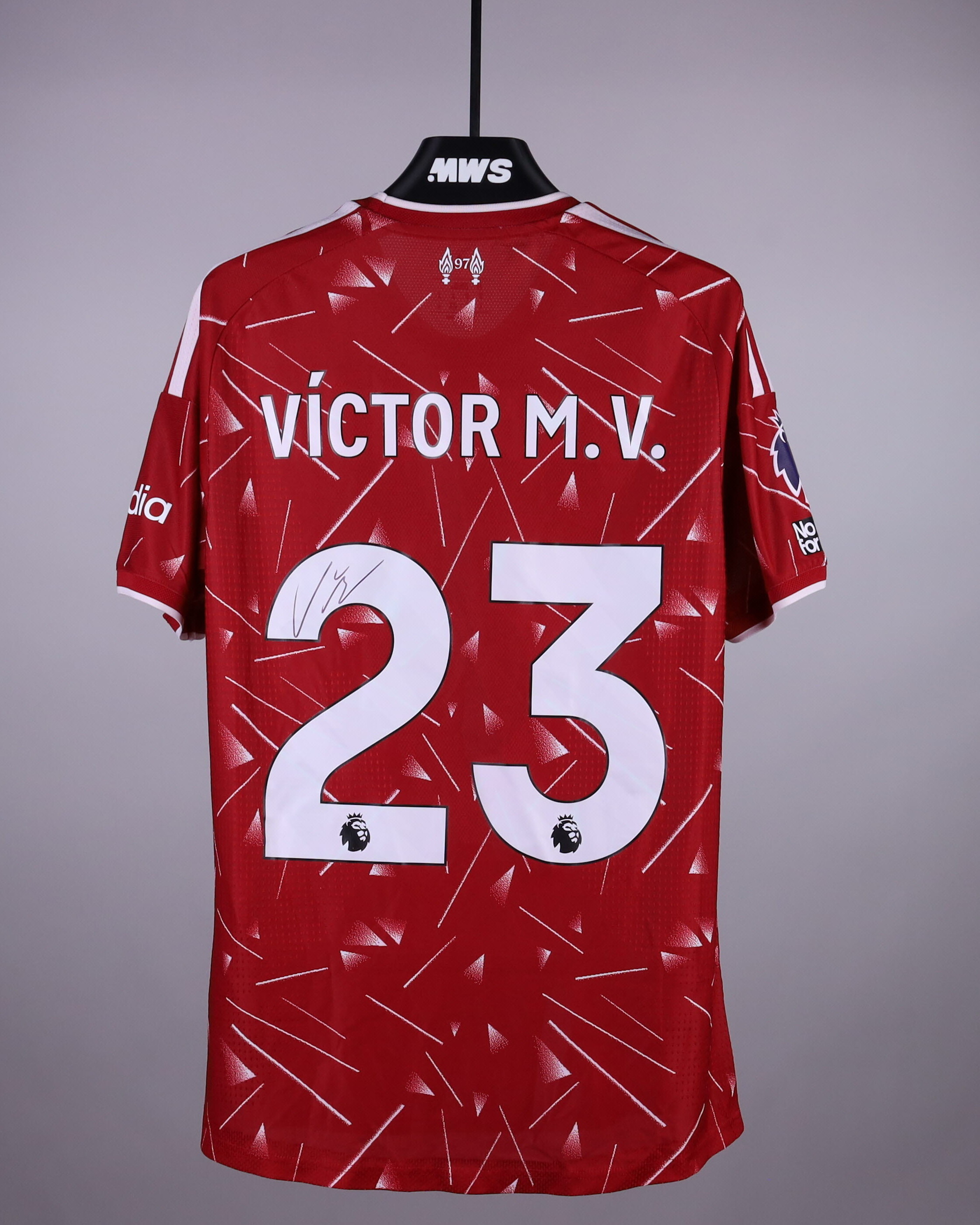 Víctor Muñoz Liverpool のシャツ