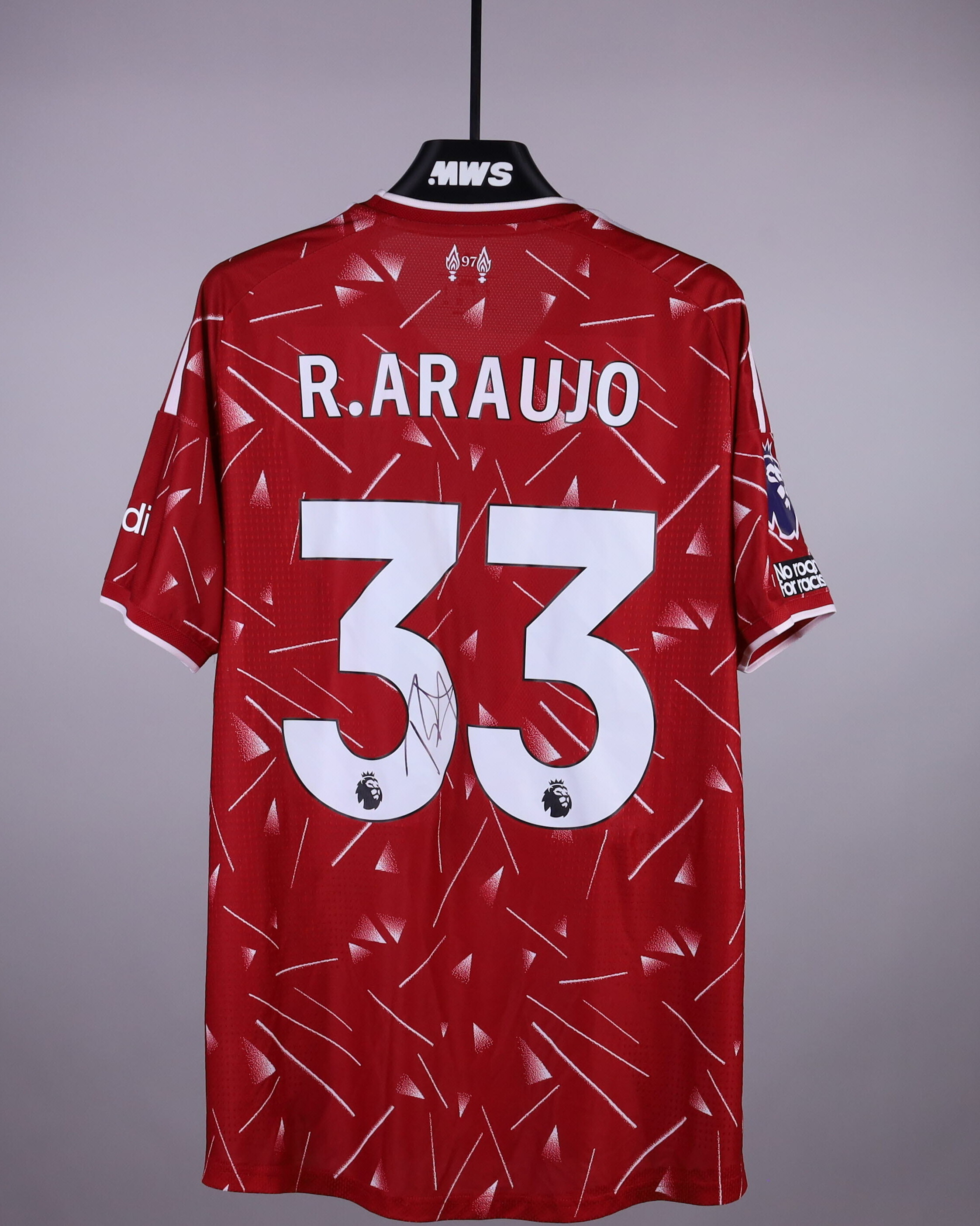 Ronald Araújo Liverpool のシャツ
