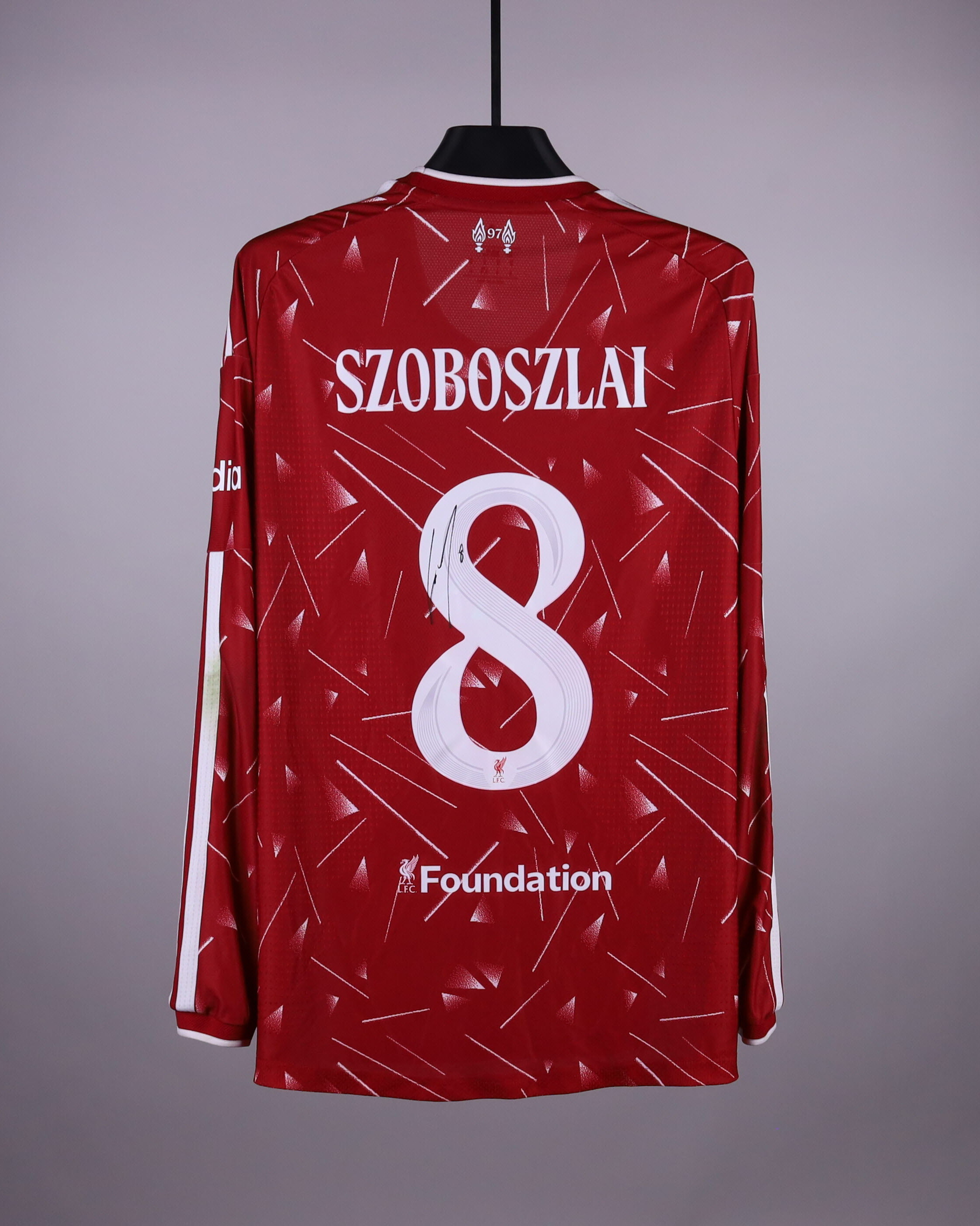 Dominik Szoboszlai Liverpool のシャツ
