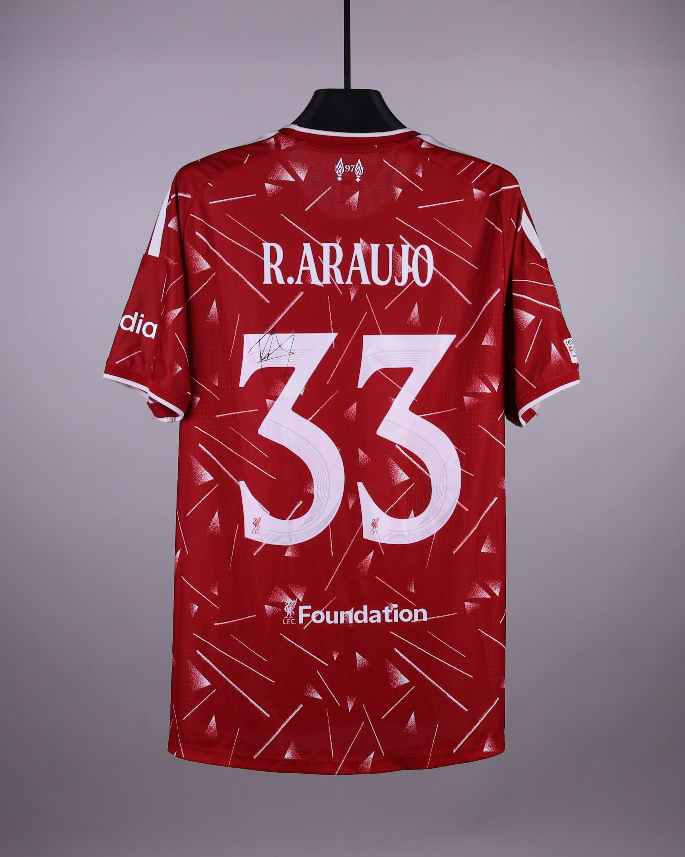 Ronald Araújo Liverpool のシャツ