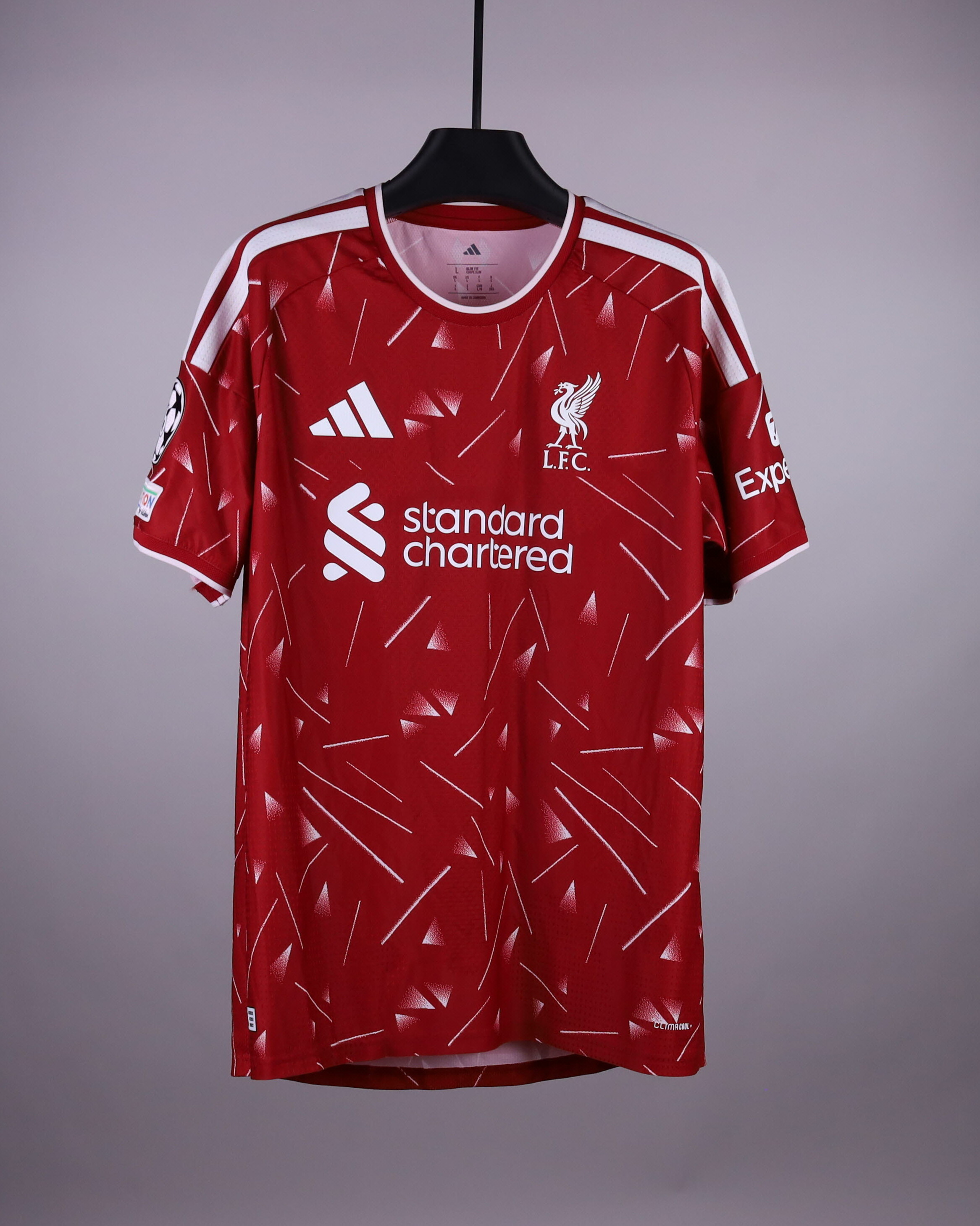 Ronald Araújo Liverpool のシャツ