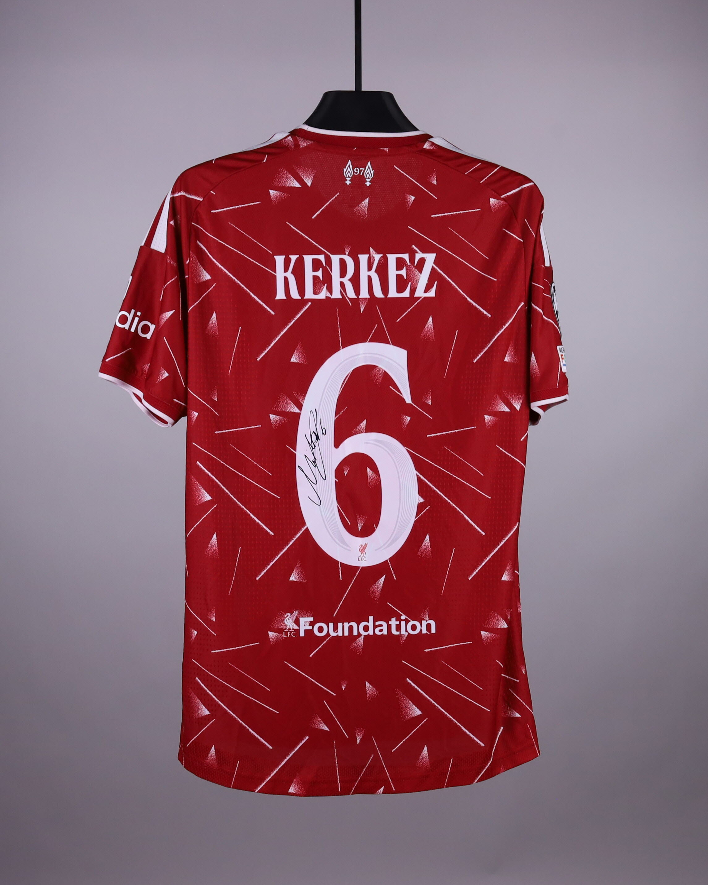 Milos Kerkez Liverpool のシャツ