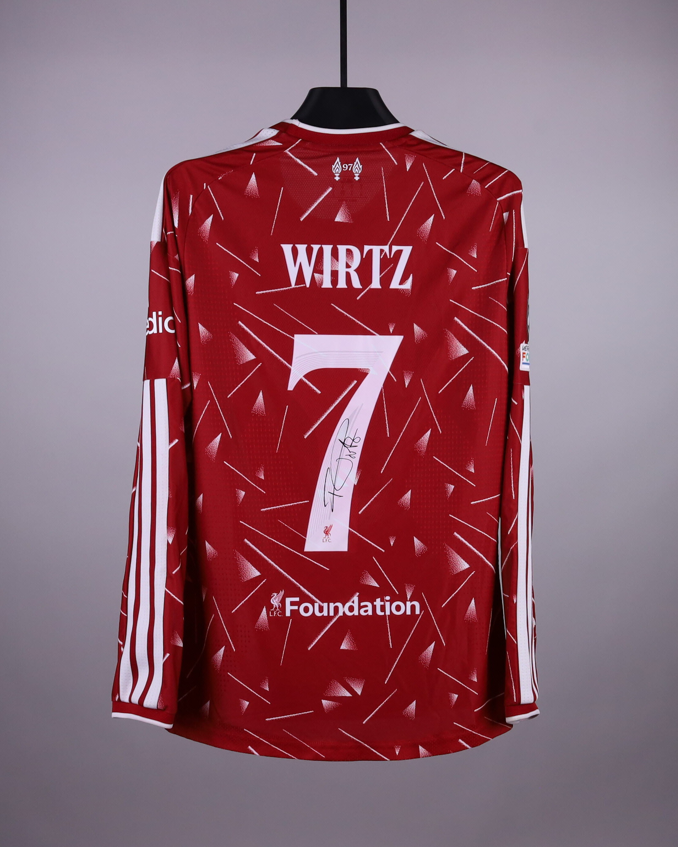 Florian Wirtz Liverpool のシャツ