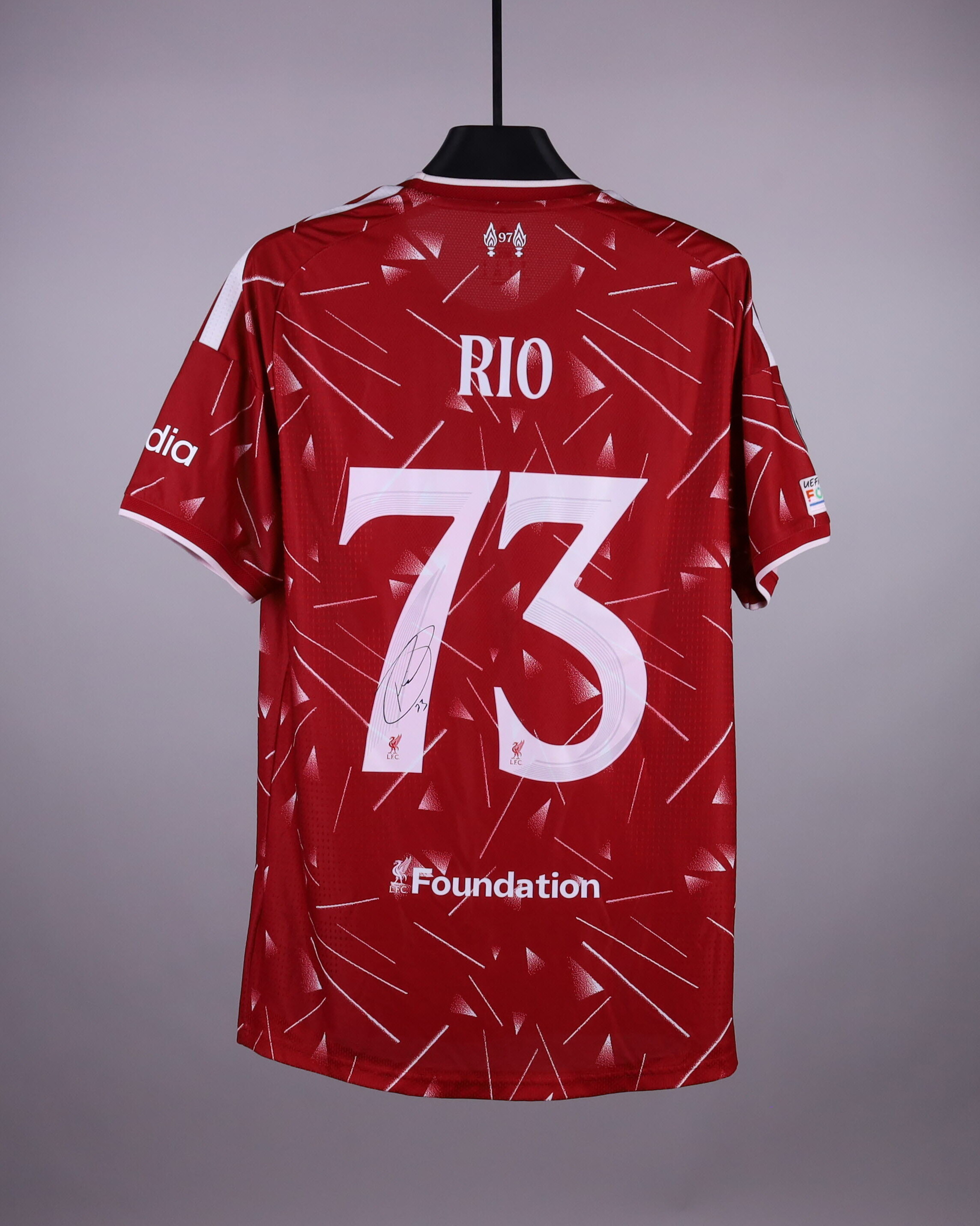 Rio Ngumoha Liverpool のシャツ