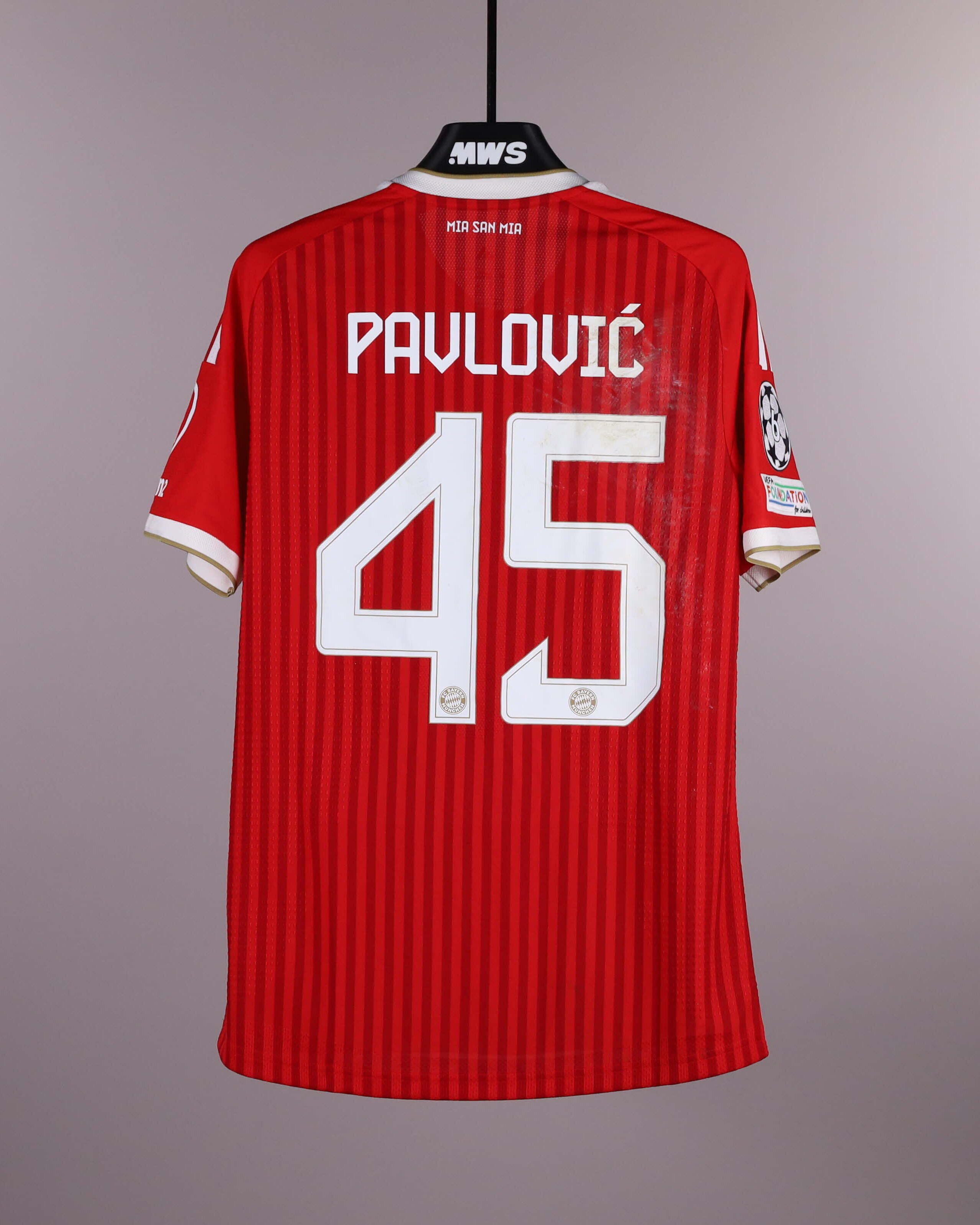 Aleksandar Pavlović FC Bayern München shirt