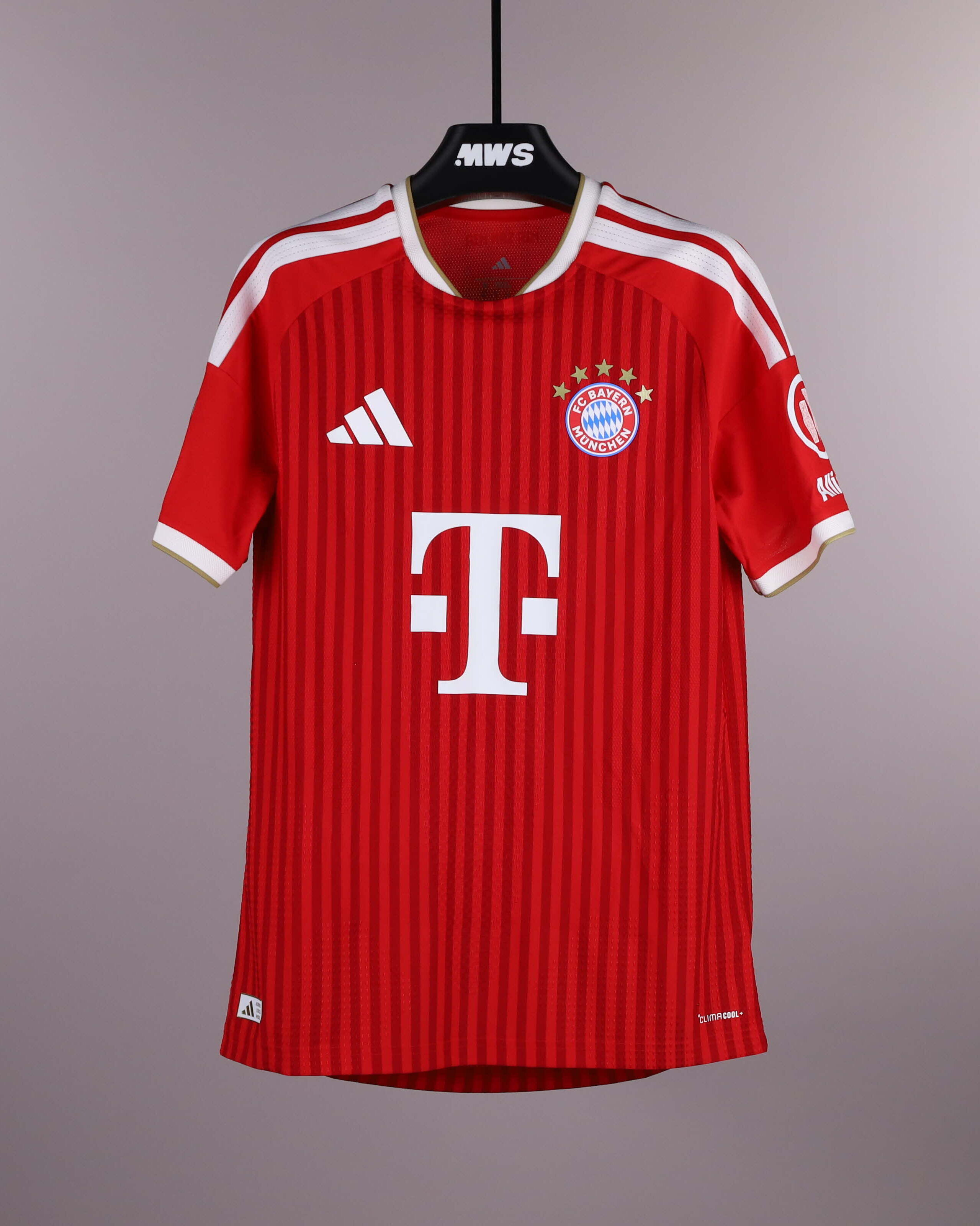 Aleksandar Pavlović FC Bayern München shirt