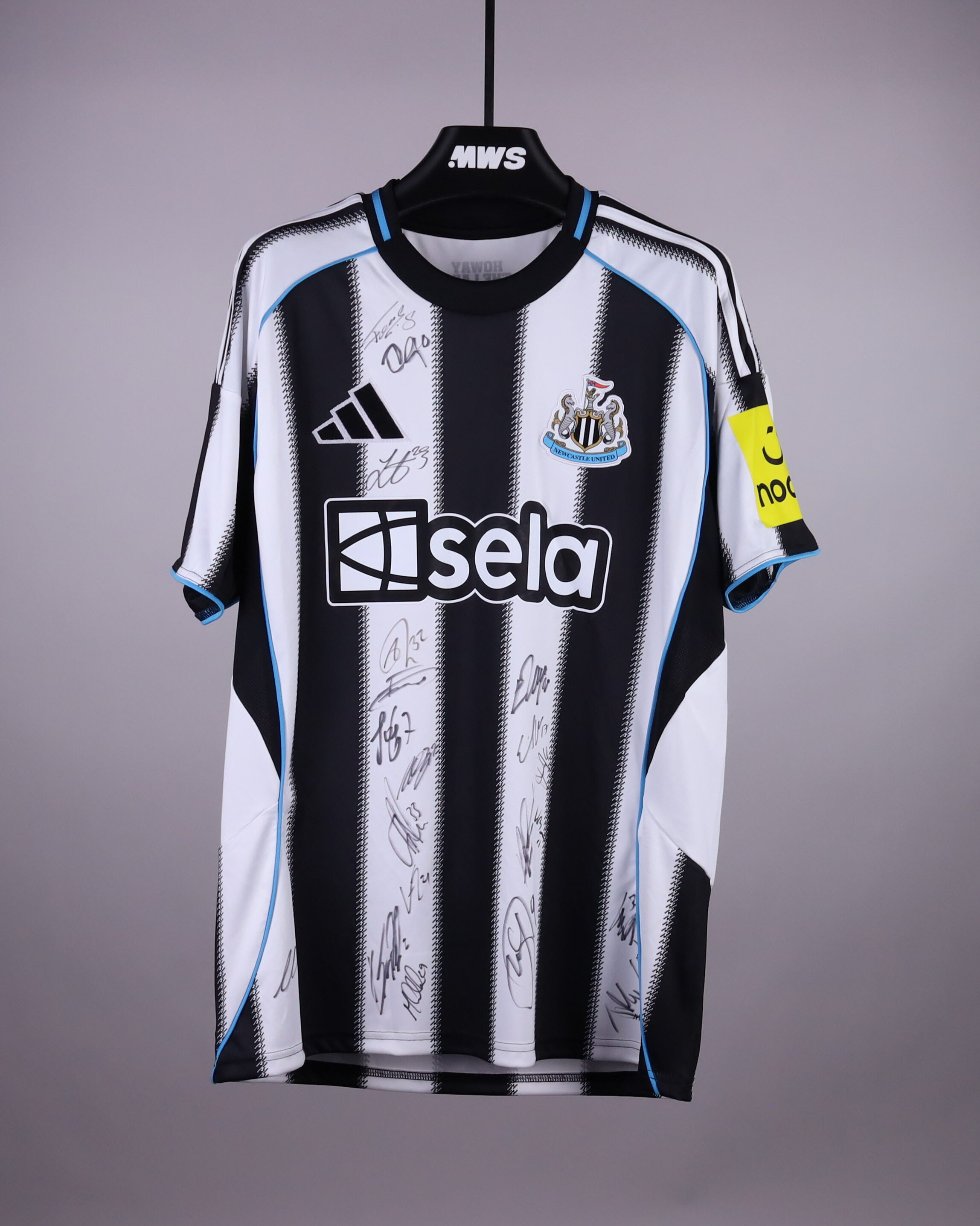 Newcastle United | 25/26 Squad Signed Shirt Special - 9/16/2026