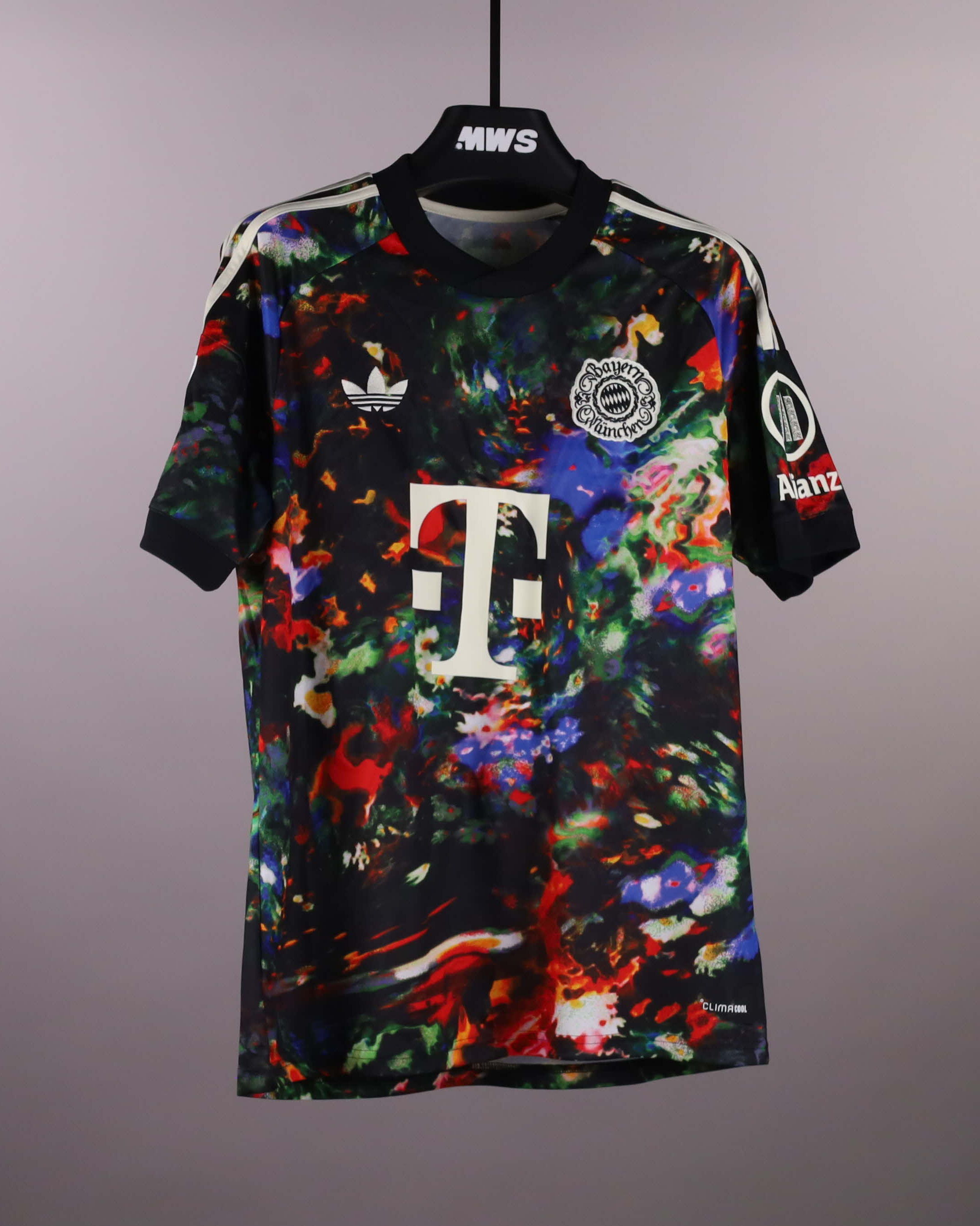 Alphonso Davies FC Bayern München shirt