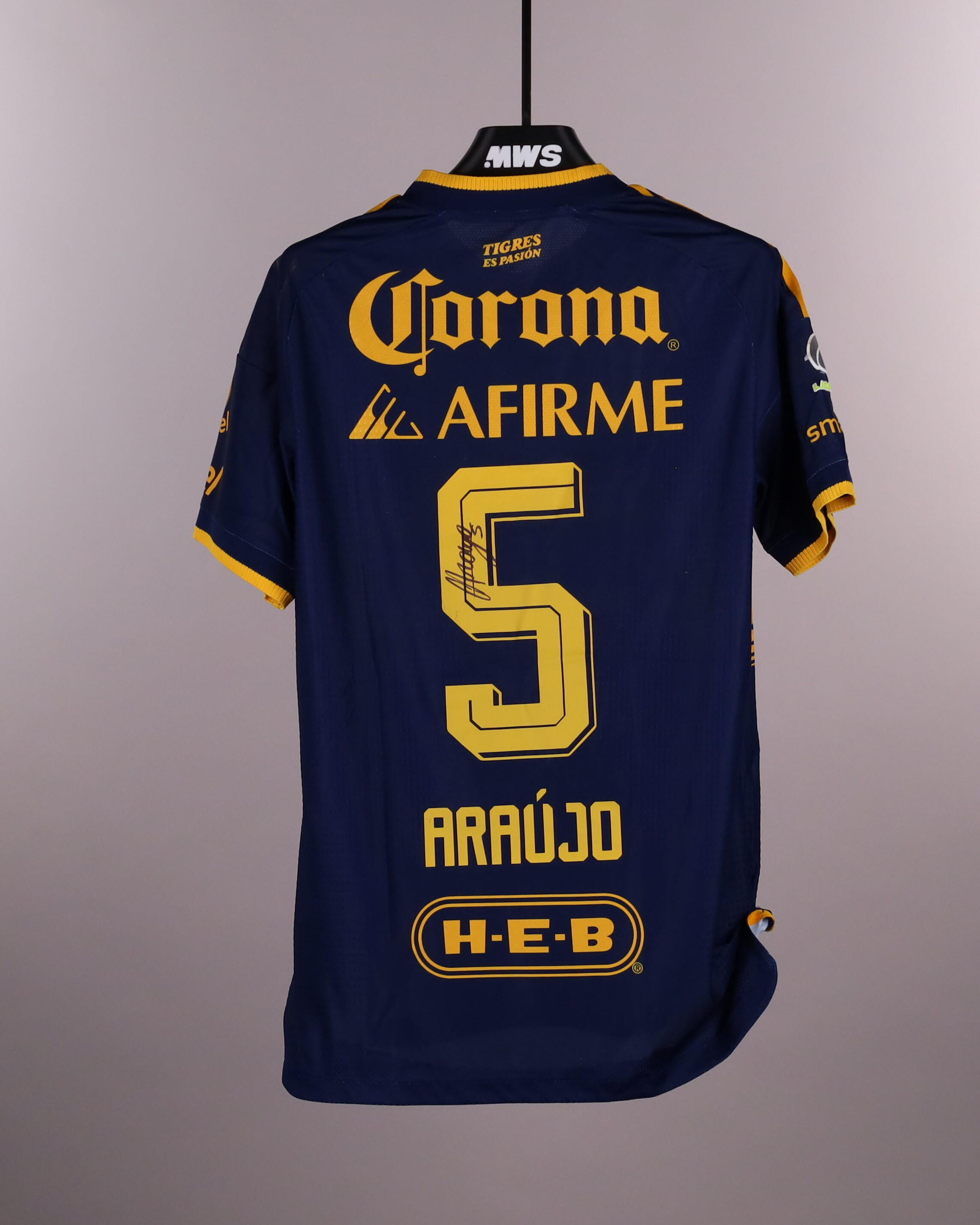 César Araújo Tigres UANL shirt