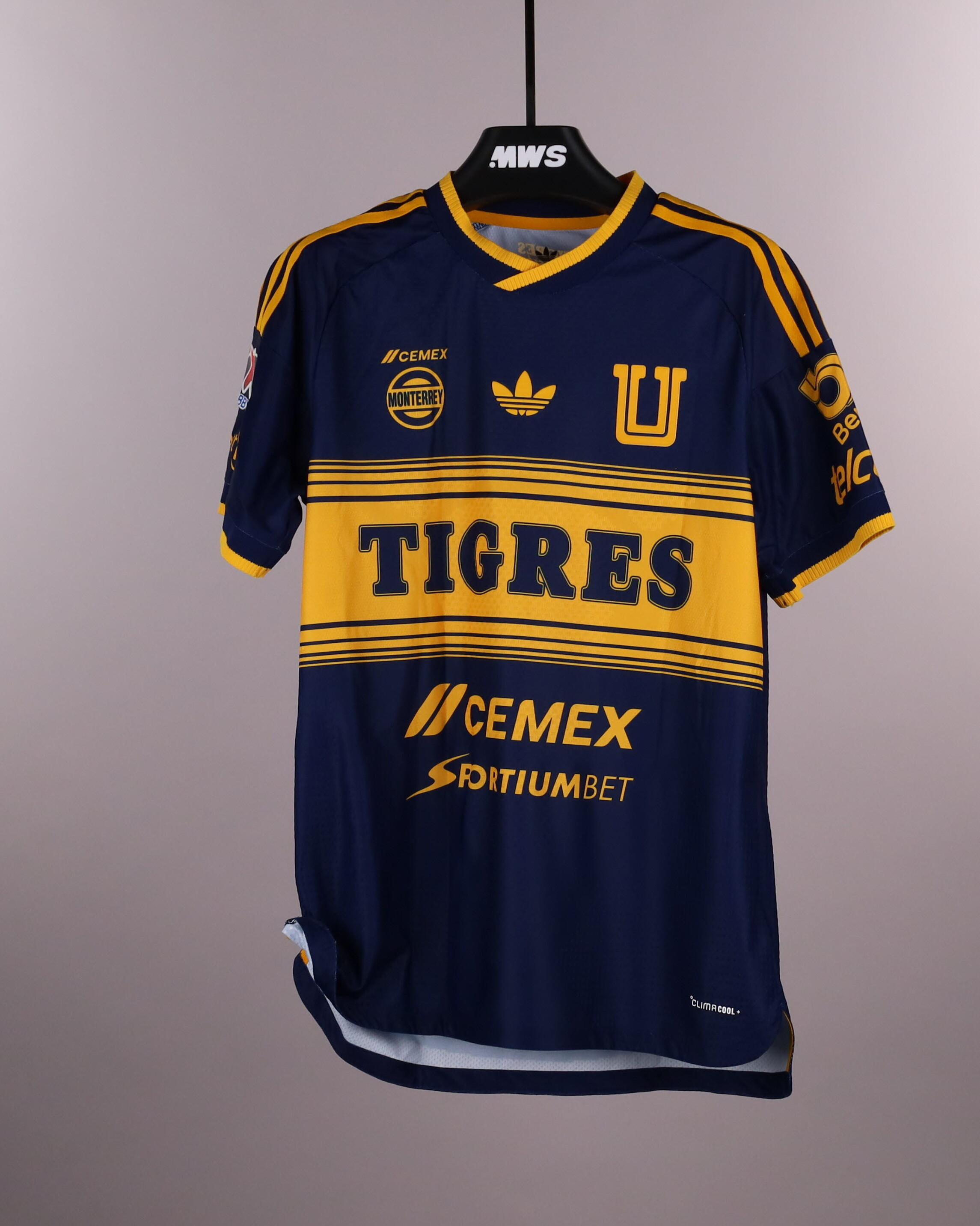 César Araújo Tigres UANL shirt