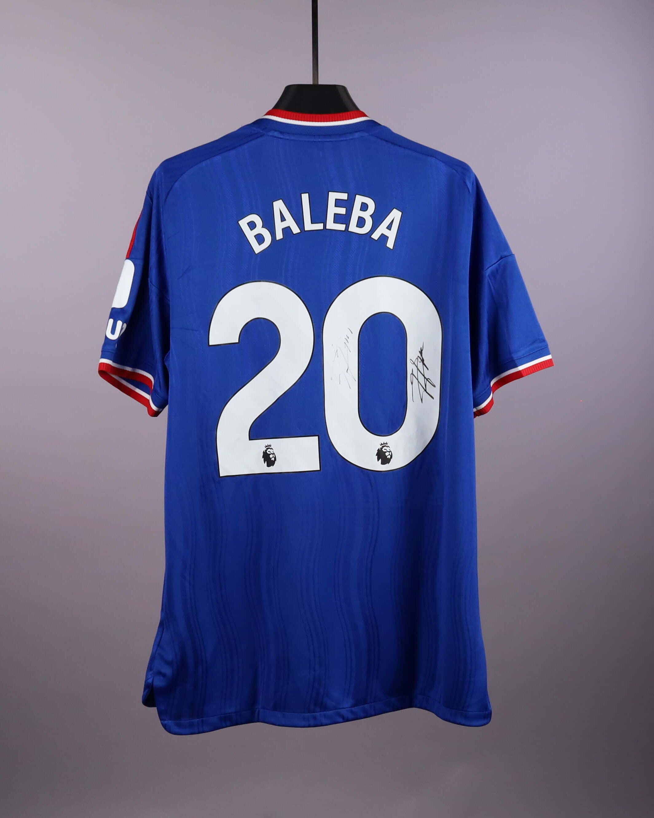 Carlos Baleba Manchester United のシャツ