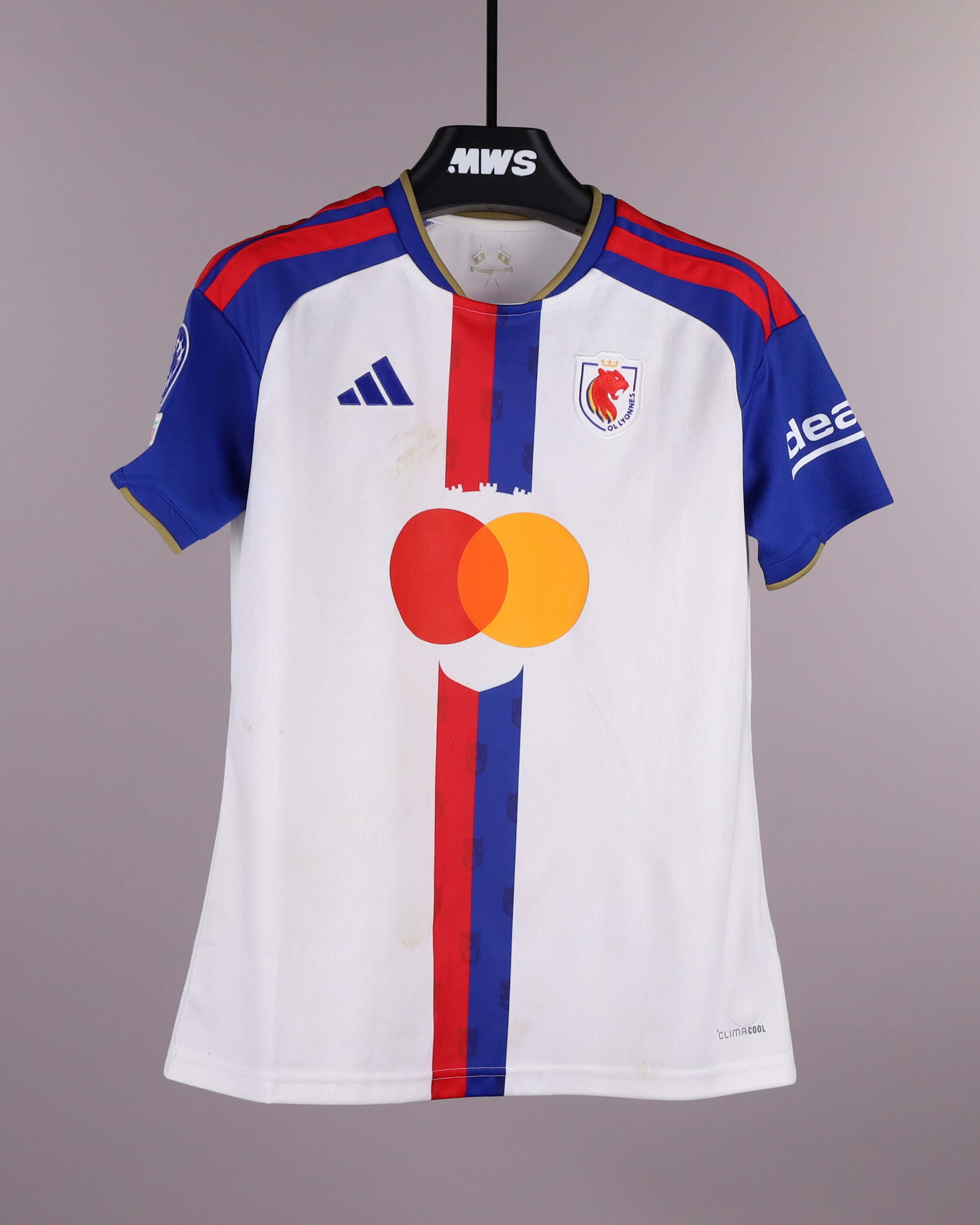Salma Paralluelo OL Lyonnes のシャツ