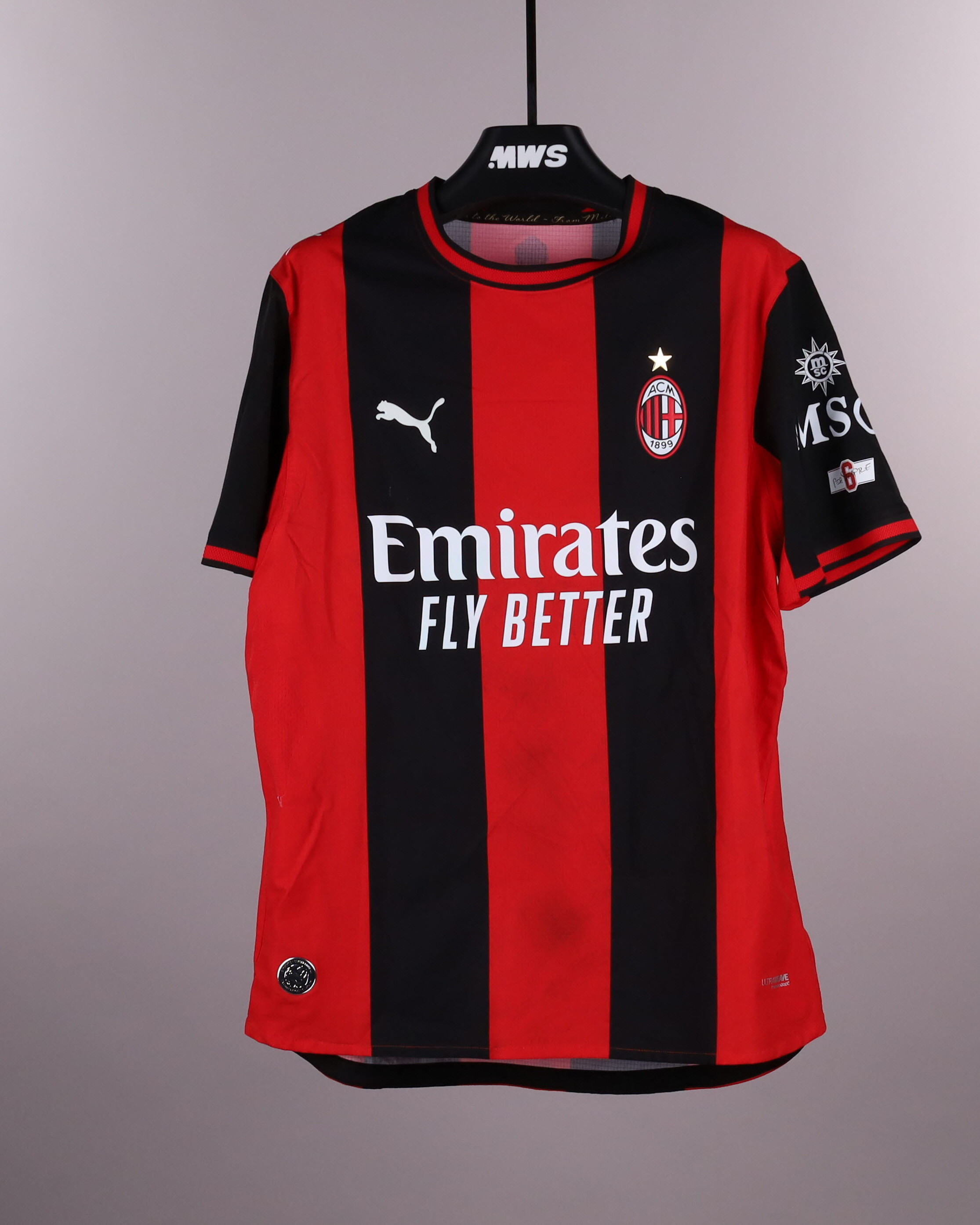 AC Milan 팀의 Alexis Saelemaekers 셔츠