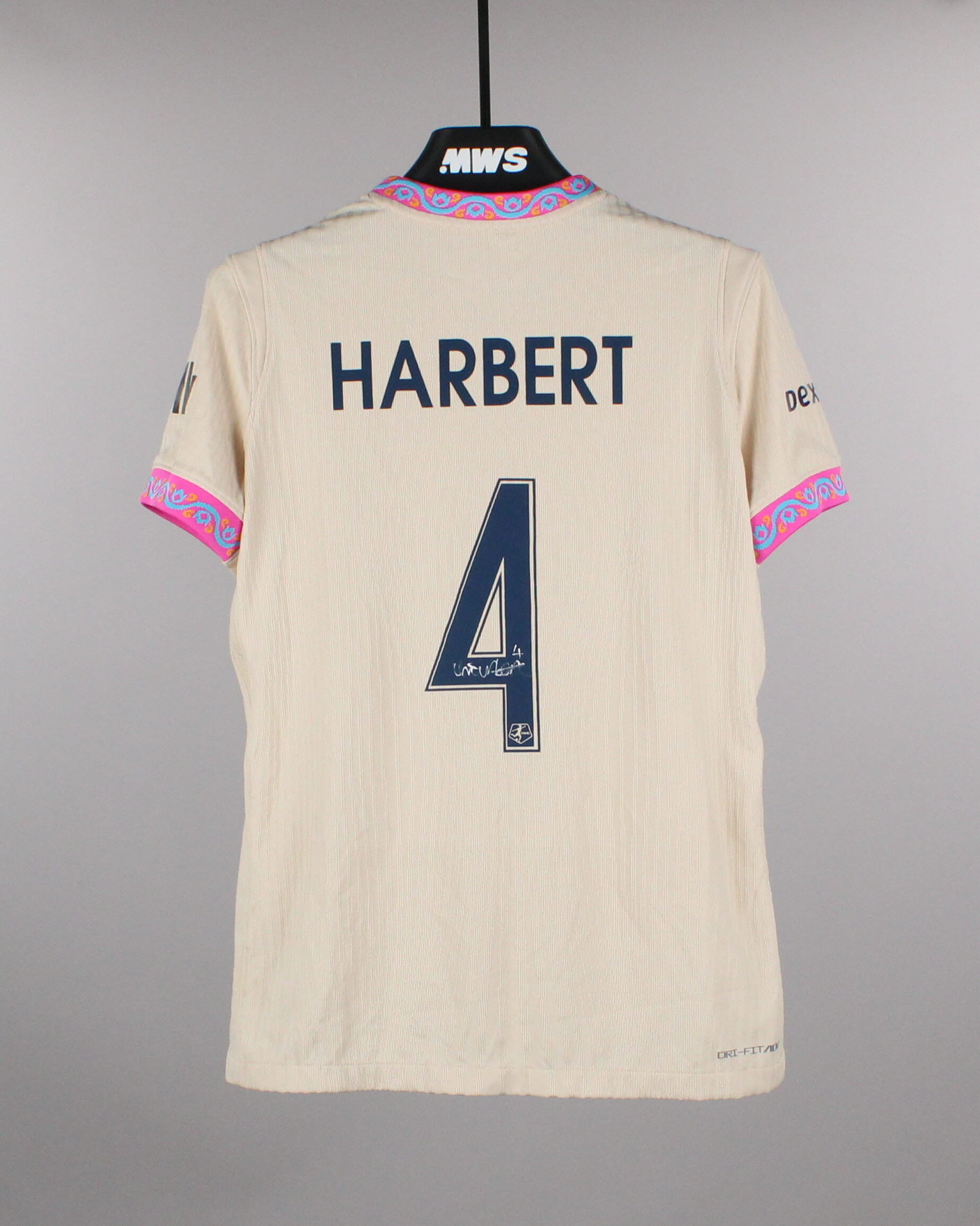 Laila Harbert San Diego Wave FC jersey