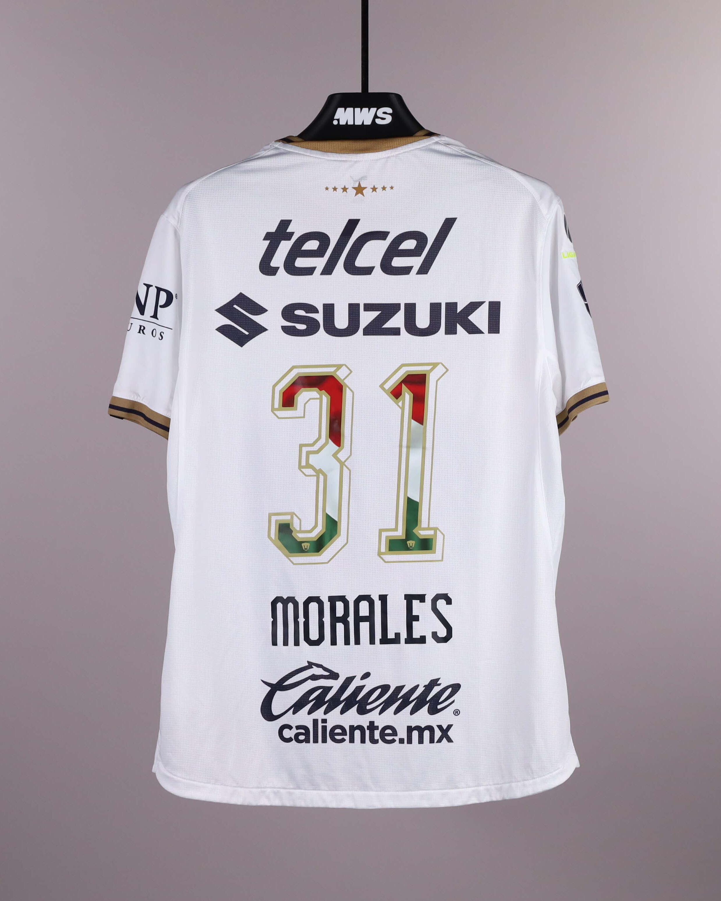Robert Morales Pumas のシャツ