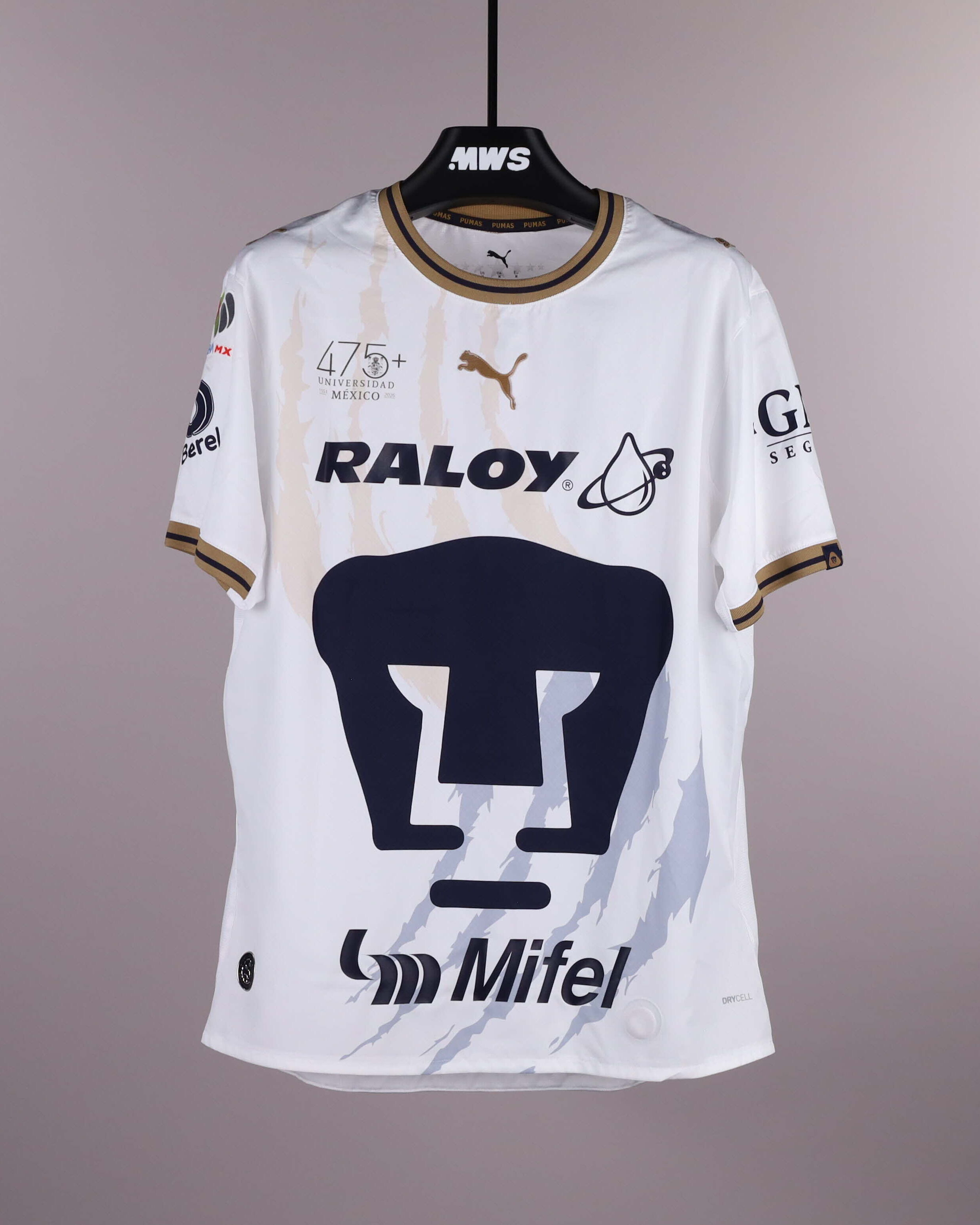 Robert Morales Pumas のシャツ