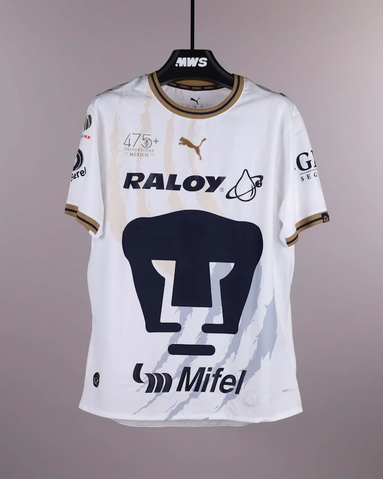 Robert Morales Pumas のシャツ