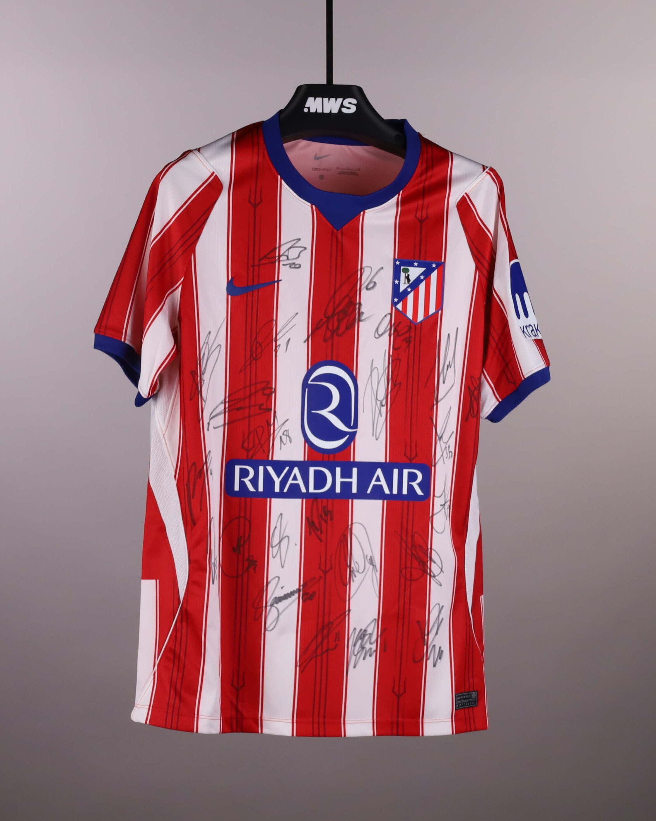 Squad Signed Shirt - 1 Atlético de Madrid shirt