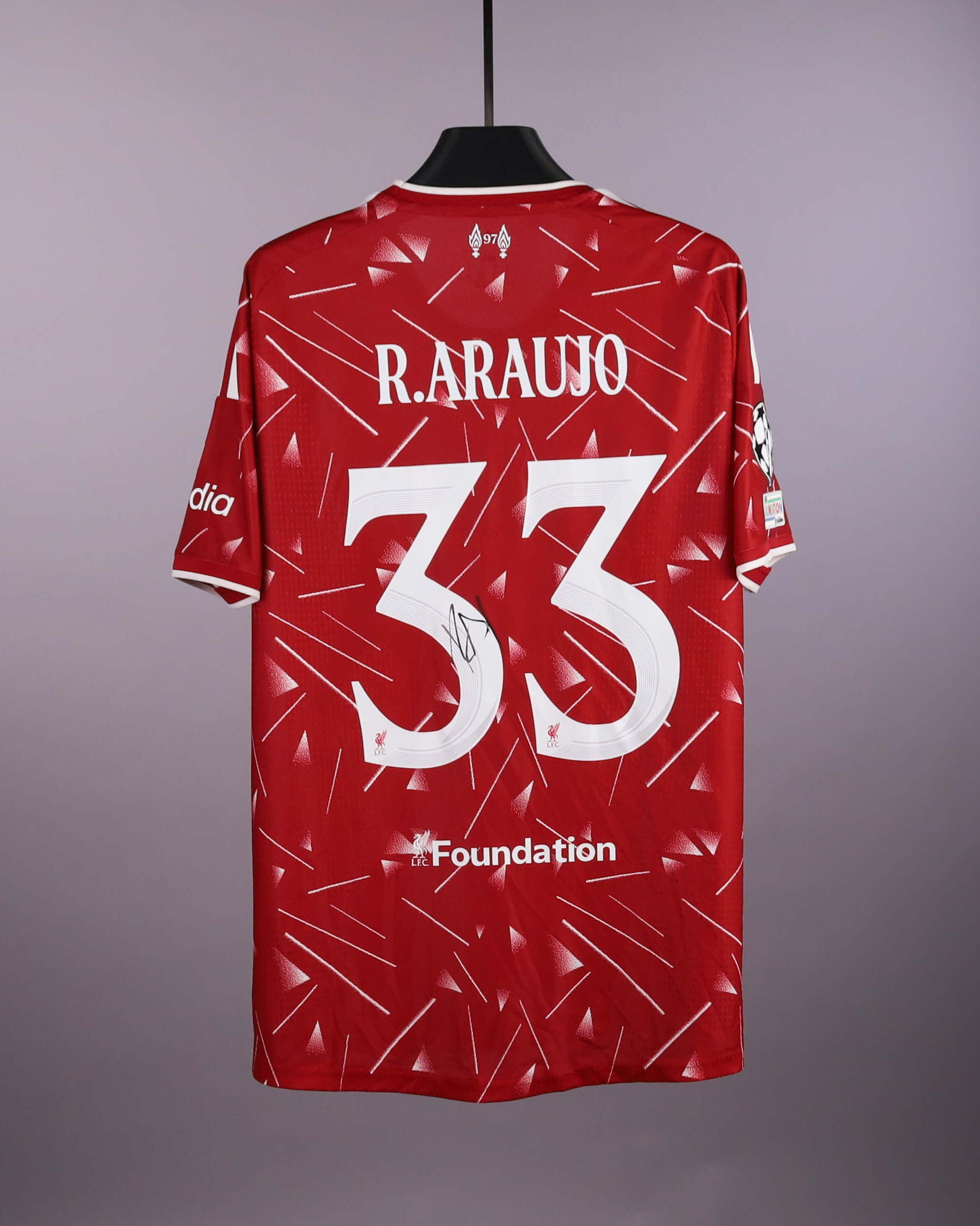 Ronald Araújo Liverpool shirt