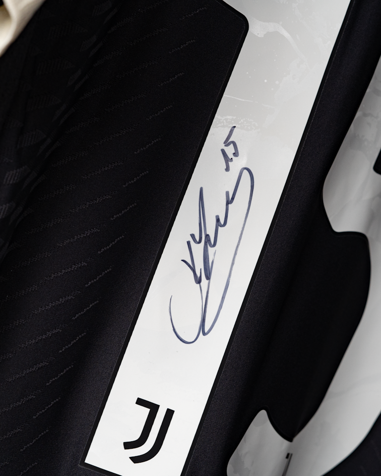 Kenan Yıldız Juventus FC shirt
